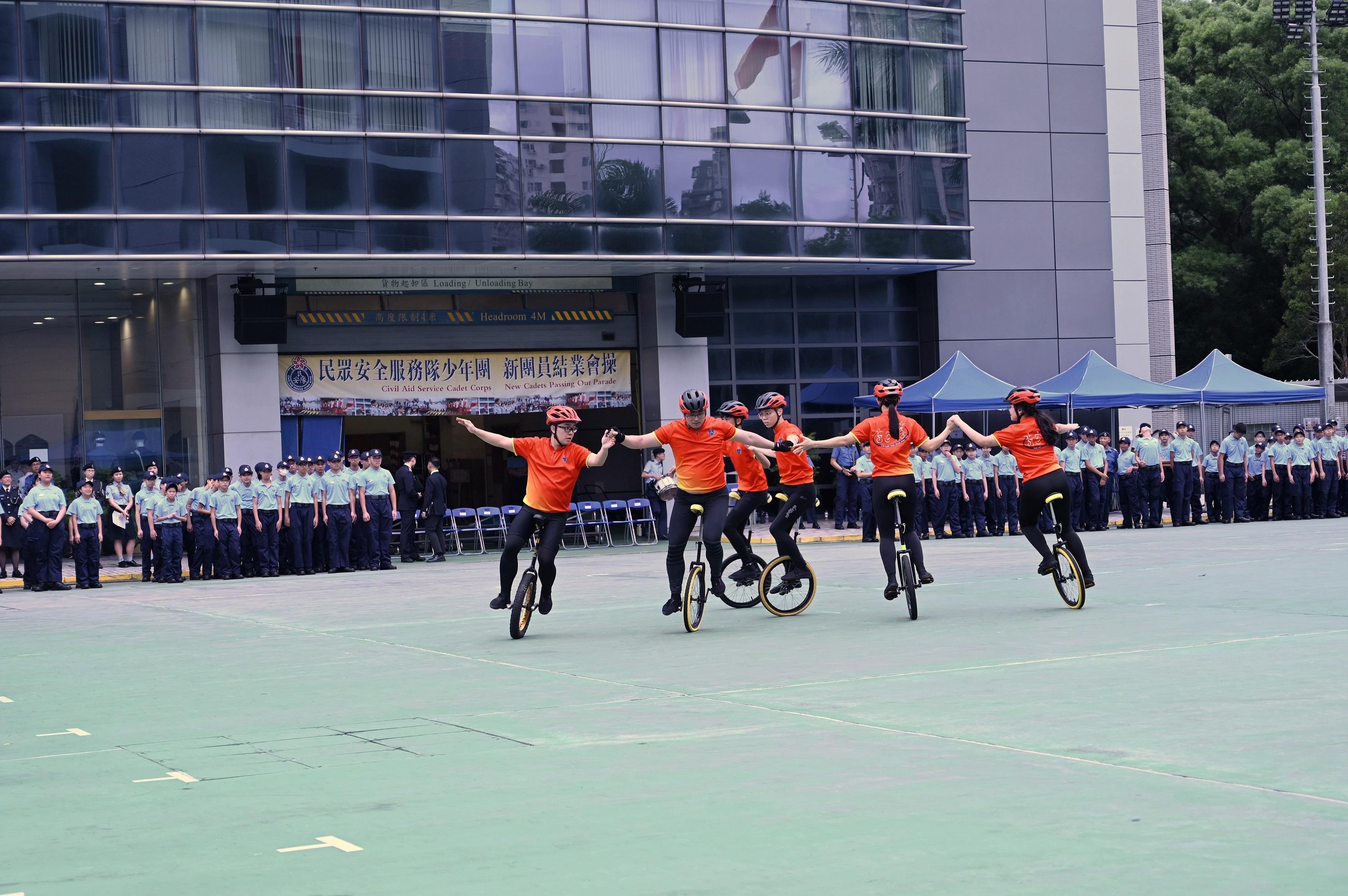 民众安全服务队少年团今日（八月二十六日）举行第138届新团员结业会操。图示少年团花式单车表演队于结业会操后表演。