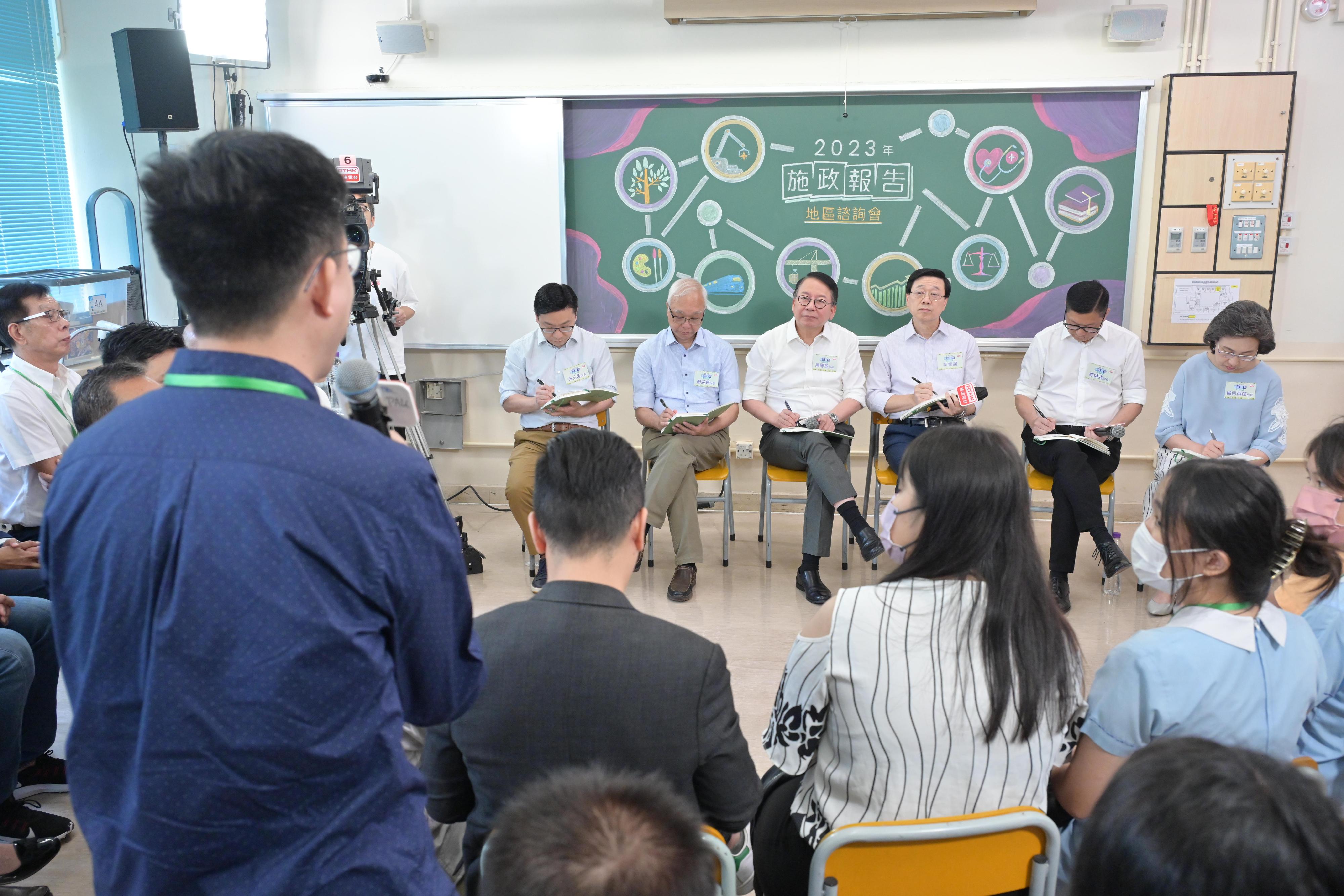 The Chief Executive, Mr John Lee, attended the second 2023 Policy Address District Forum with Principal Officials this morning (August 27) to listen to views and suggestions of local community members on the upcoming Policy Address. Photo shows Mr Lee (third right); the Chief Secretary for Administration, Mr Chan Kwok-ki (third left); the Secretary for Security, Mr Tang Ping-keung (second right); the Secretary for Environment and Ecology, Mr Tse Chin-wan (second left); the Secretary for the Civil Service, Mrs Ingrid Yeung (first right); and the Secretary for Labour and Welfare, Mr Chris Sun (first left), listening to views of the public at the consultation session.
