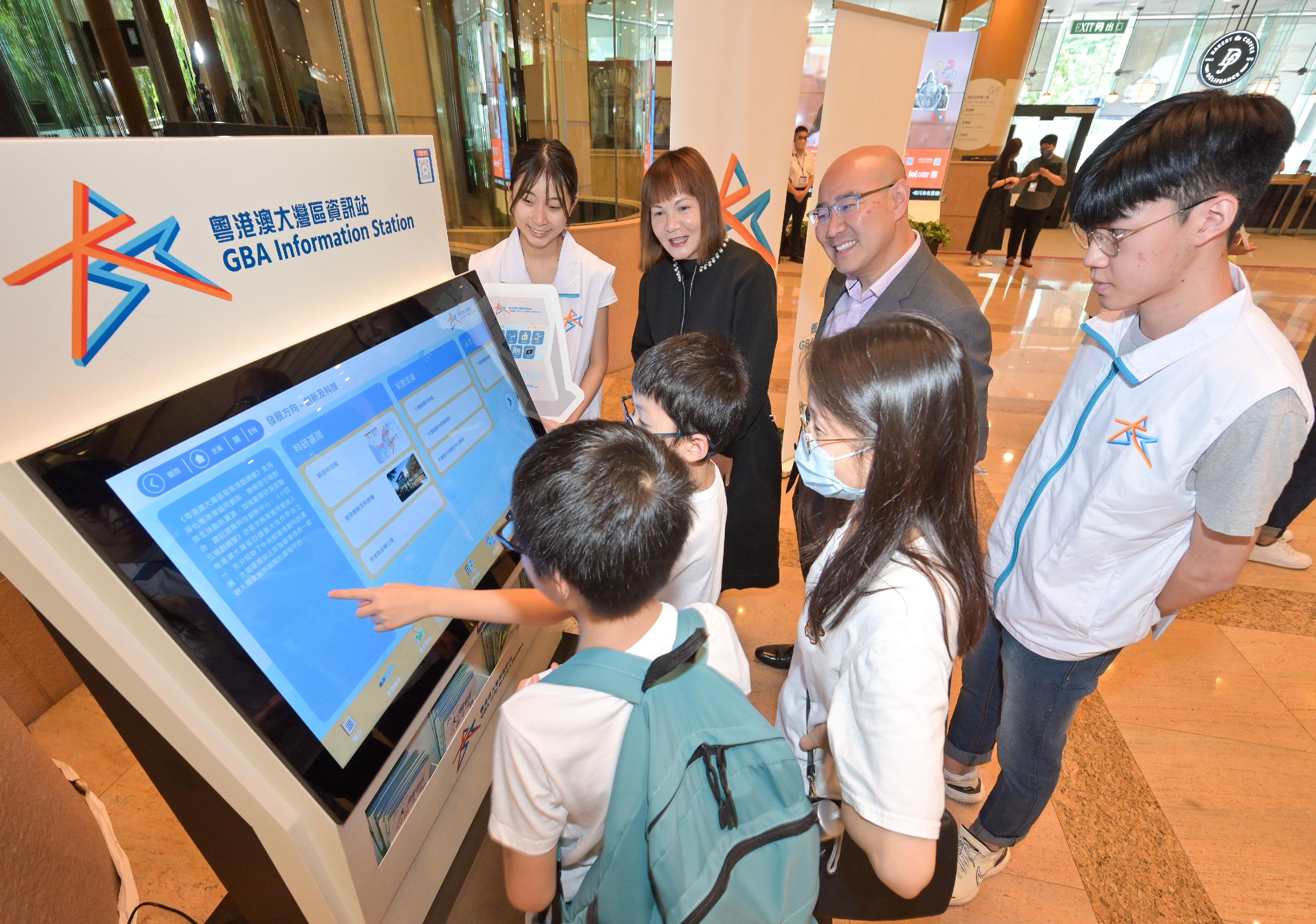 粵港澳大灣區發展專員陳潔玲（左二）今日（八月二十八日）實地視察設於香港中央圖書館的「大灣區資訊站」，向市民介紹資訊站的豐富內容和多元資訊。