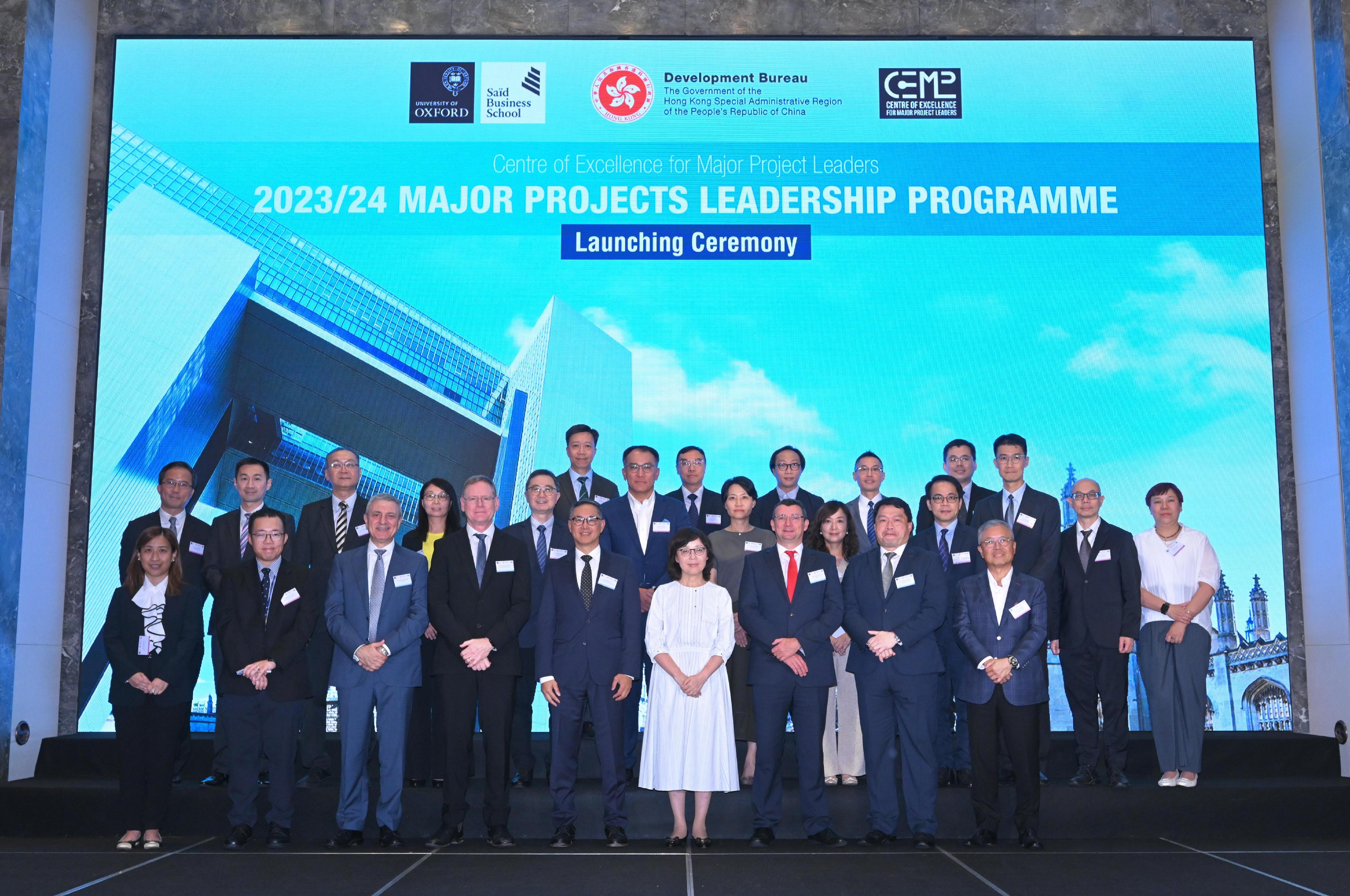 The Centre of Excellence for Major Project Leaders (CoE) under the Development Bureau launched today (August 28) the 2023/24 Major Projects Leadership Programme. Photo shows the Secretary for Development and Chairman of the CoE, Ms Bernadette Linn (first row, fourth right); and the Permanent Secretary for Development (Works) and Superintendent of the CoE, Mr Ricky Lau (first row, fifth right), with other guests and cohort members at the launching ceremony.
