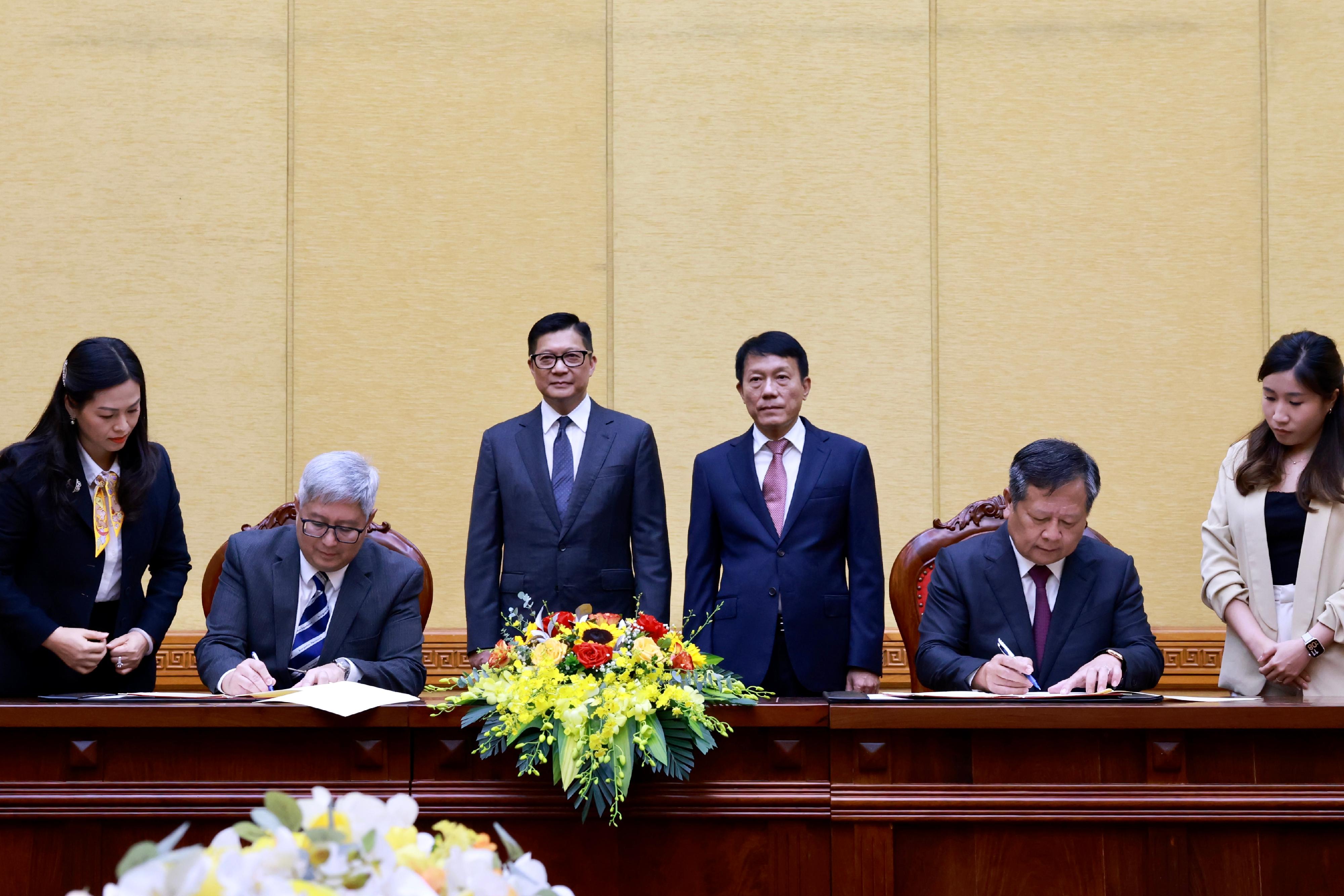 The Secretary for Security, Mr Tang Ping-keung, began his visit programme in Vietnam today (August 28). Photo shows Mr Tang (back row, first left) and the Deputy Minister of Public Security of Vietnam, Senior Lieutenant General Luong Tam Quang (back row, first right), witnessing the signing of the Memorandum of Understanding by the Director of Immigration, Mr Au Ka-wang (front row, second left), and the Director General of Immigration Department of Vietnam, Mr Pham Dang Khoa (front row, second right), on enhancing co-operation in respect of immigration matters of the two places.