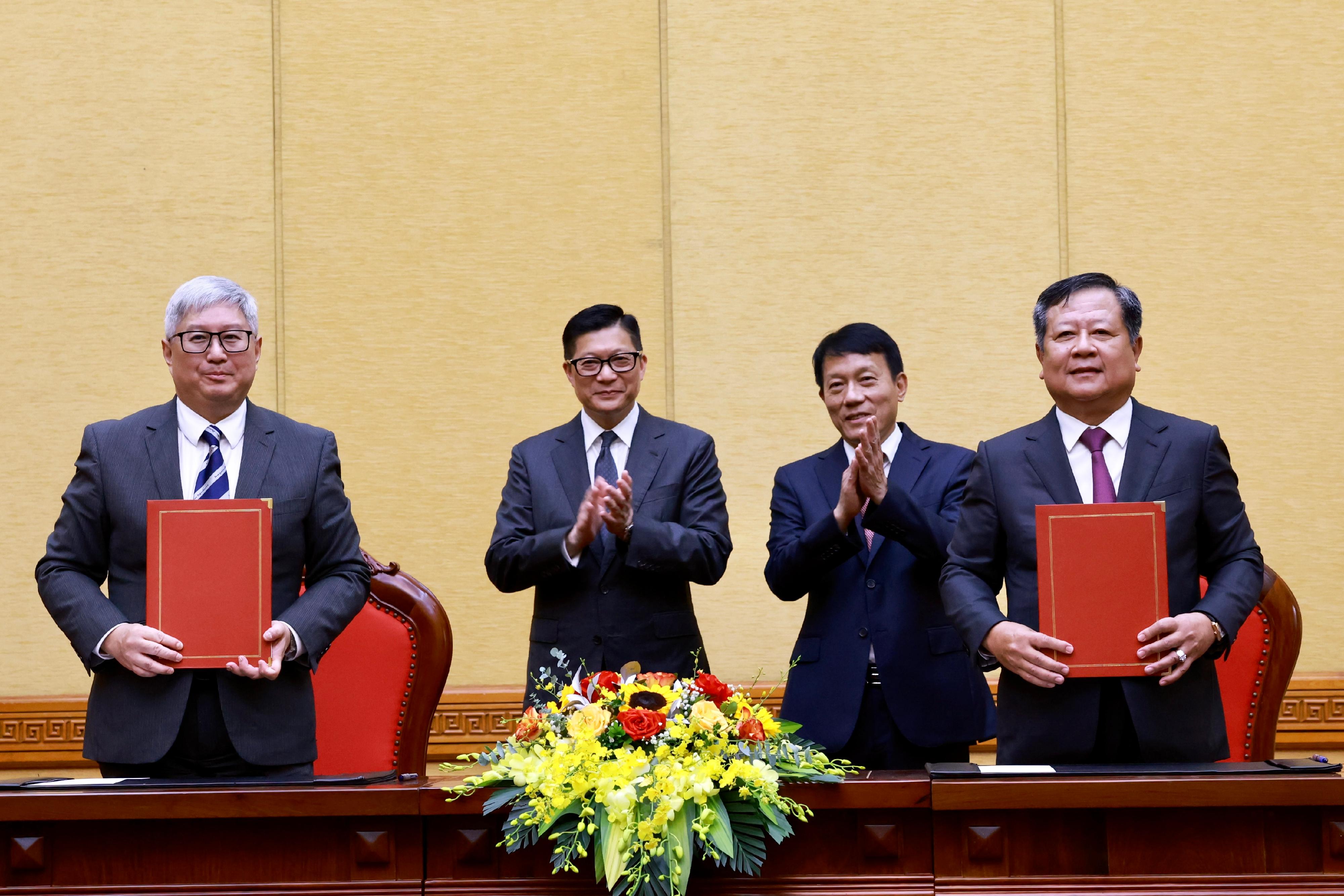The Secretary for Security, Mr Tang Ping-keung, began his visit programme in Vietnam today (August 28). Photo shows Mr Tang (back row, first left) and the Deputy Minister of Public Security of Vietnam, Senior Lieutenant General Luong Tam Quang (back row, first right), witnessing the signing of the Memorandum of Understanding by the Director of Immigration, Mr Au Ka-wang (front row, first left), and the Director General of Immigration Department of Vietnam, Mr Pham Dang Khoa (front row, first right), on enhancing co-operation in respect of immigration matters of the two places.