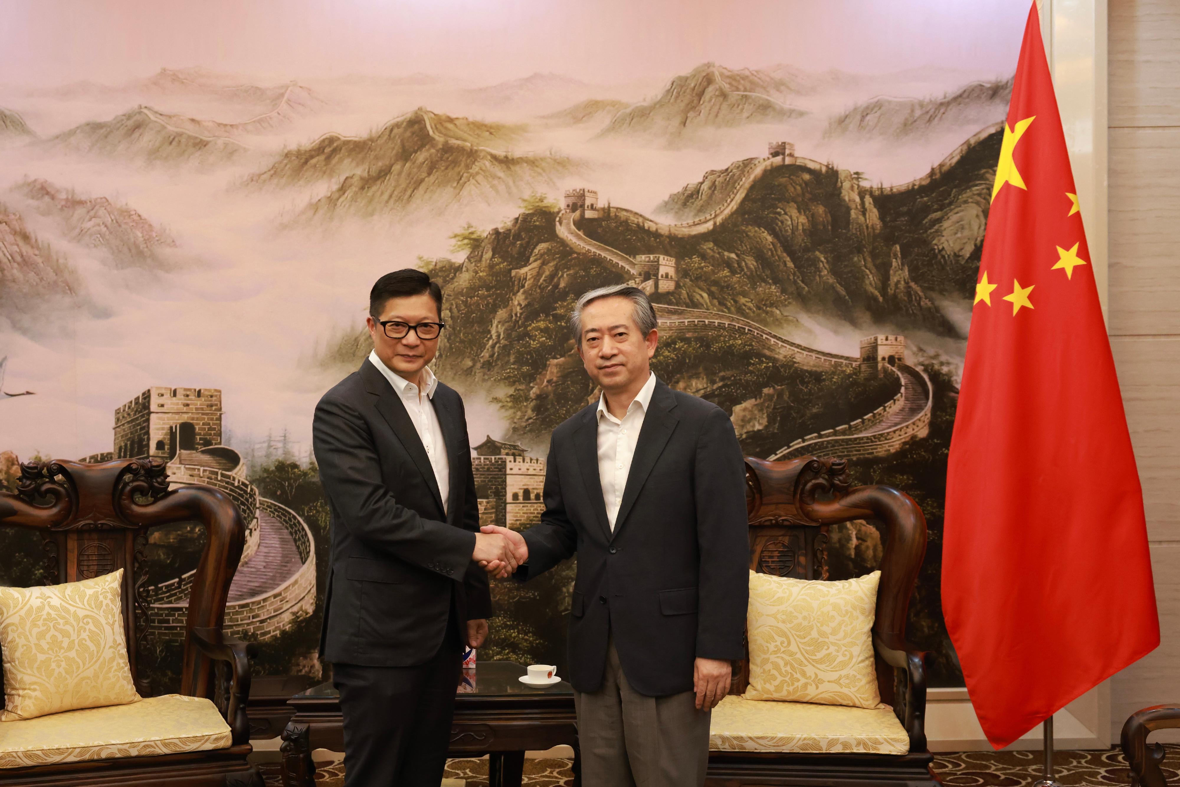 The Secretary for Security, Mr Tang Ping-keung, began his visit programme in Vietnam today (August 28). Photo shows Mr Tang (left) paying a courtesy call on the Chinese Ambassador to Vietnam, Mr Xiong Bo (right).