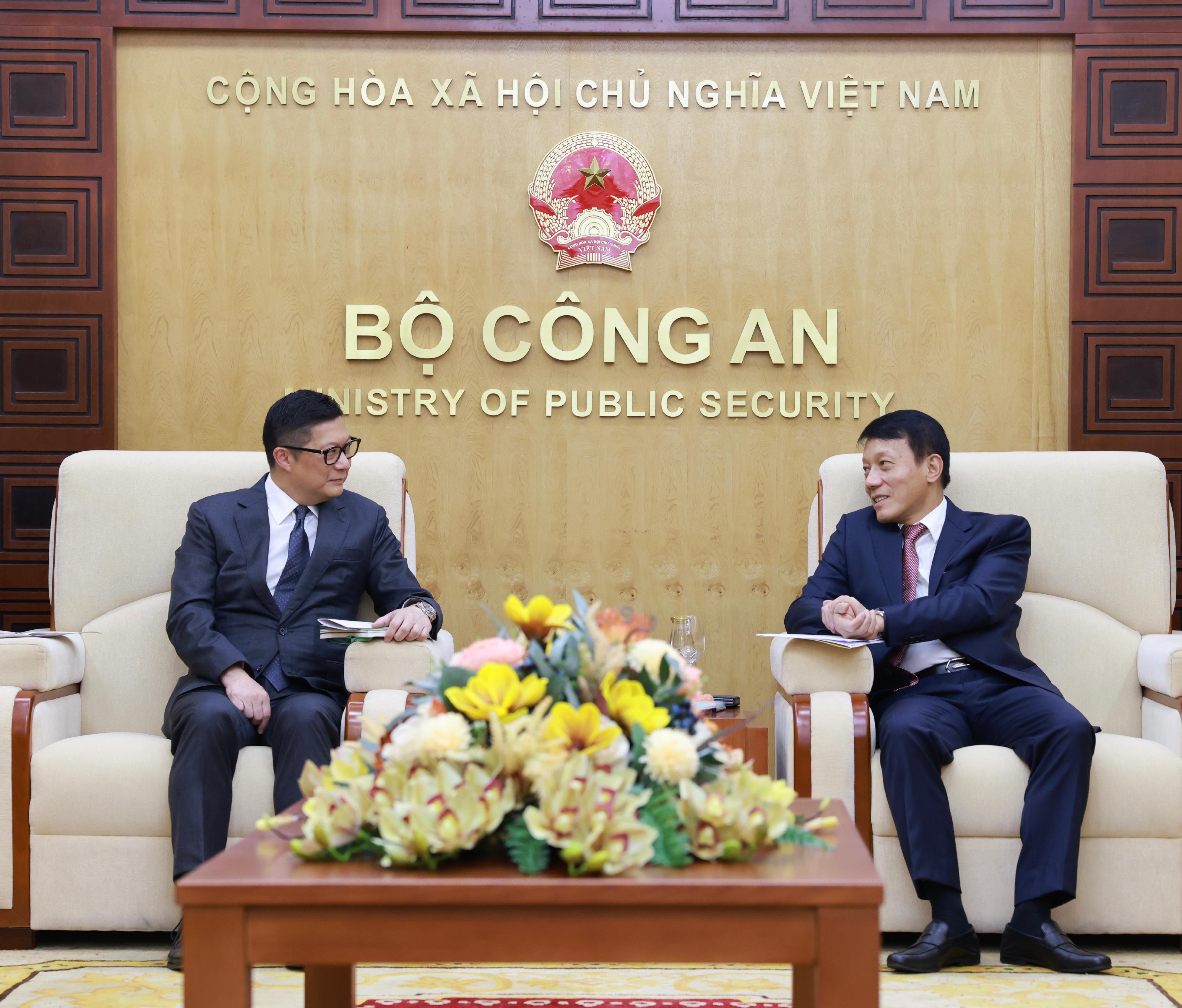 保安局局長鄧炳強今日（八月二十八日）展開在越南的訪問行程。圖示鄧炳強（左）與越南公安部副部長梁三光上將（右）會面。