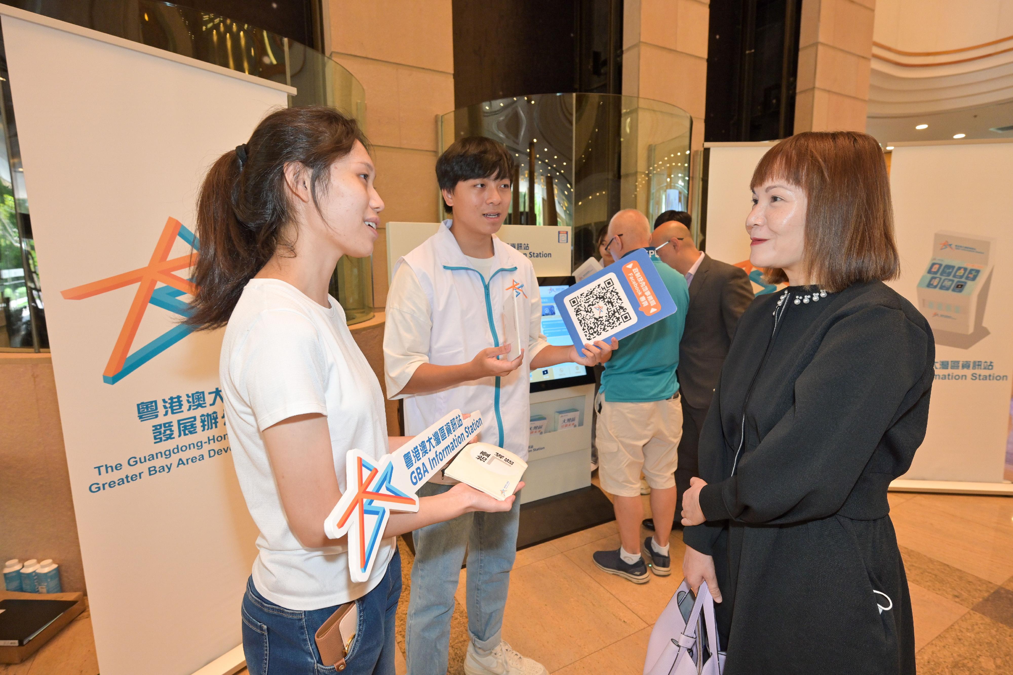 The Commissioner for the Development of the Guangdong-Hong Kong-Macao Greater Bay Area, Ms Maisie Chan (first right), visits the Greater Bay Area Information Station (GBAIS) located at the Hong Kong Central Library today (August 28) and is briefed by the youth ambassadors on the GBAIS.