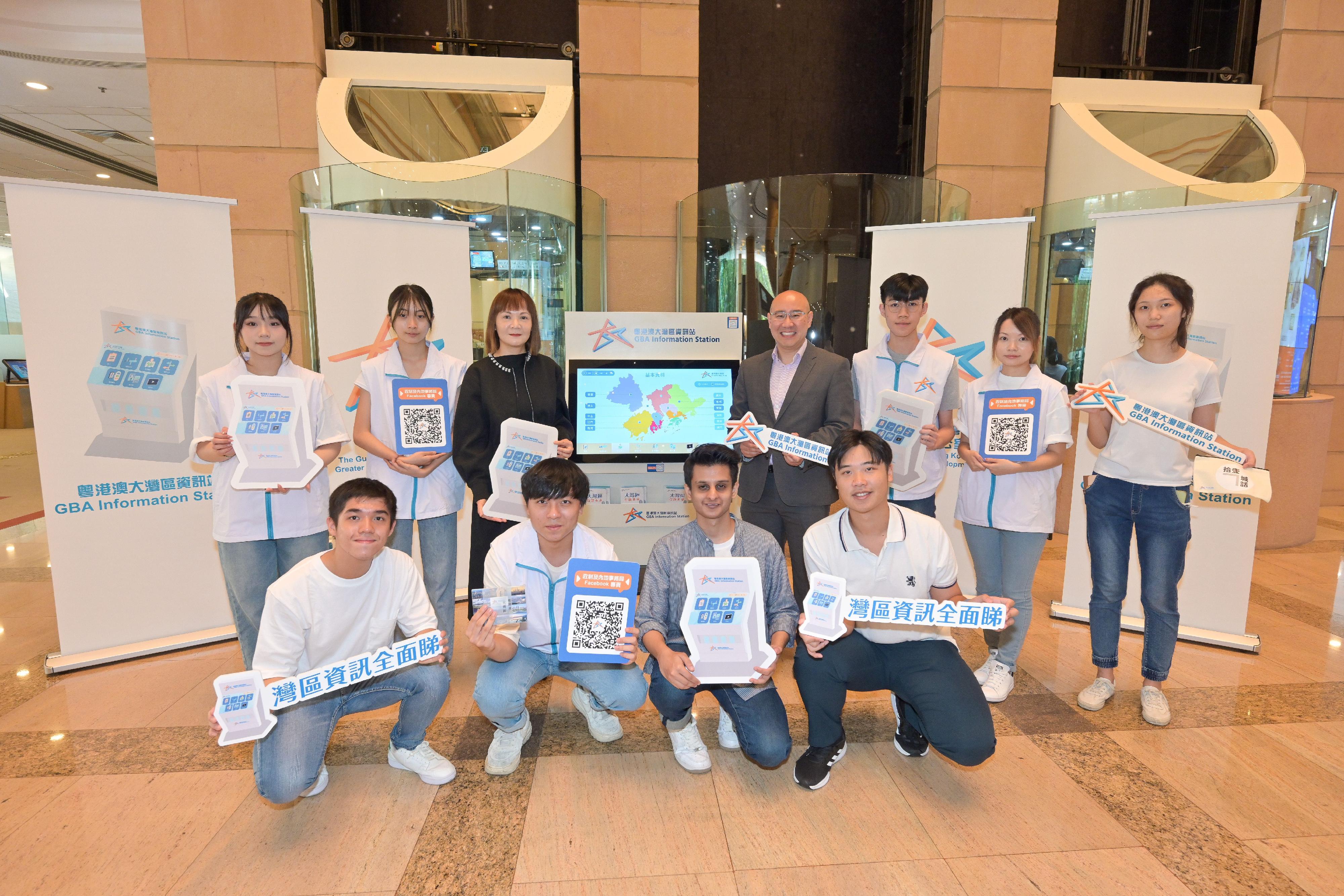 The Commissioner for the Development of the Guangdong-Hong Kong-Macao Greater Bay Area, Ms Maisie Chan (back row, third left), visits the Greater Bay Area Information Station located at the Hong Kong Central Library today (August 28) and is pictured with the youth ambassadors and staff members.