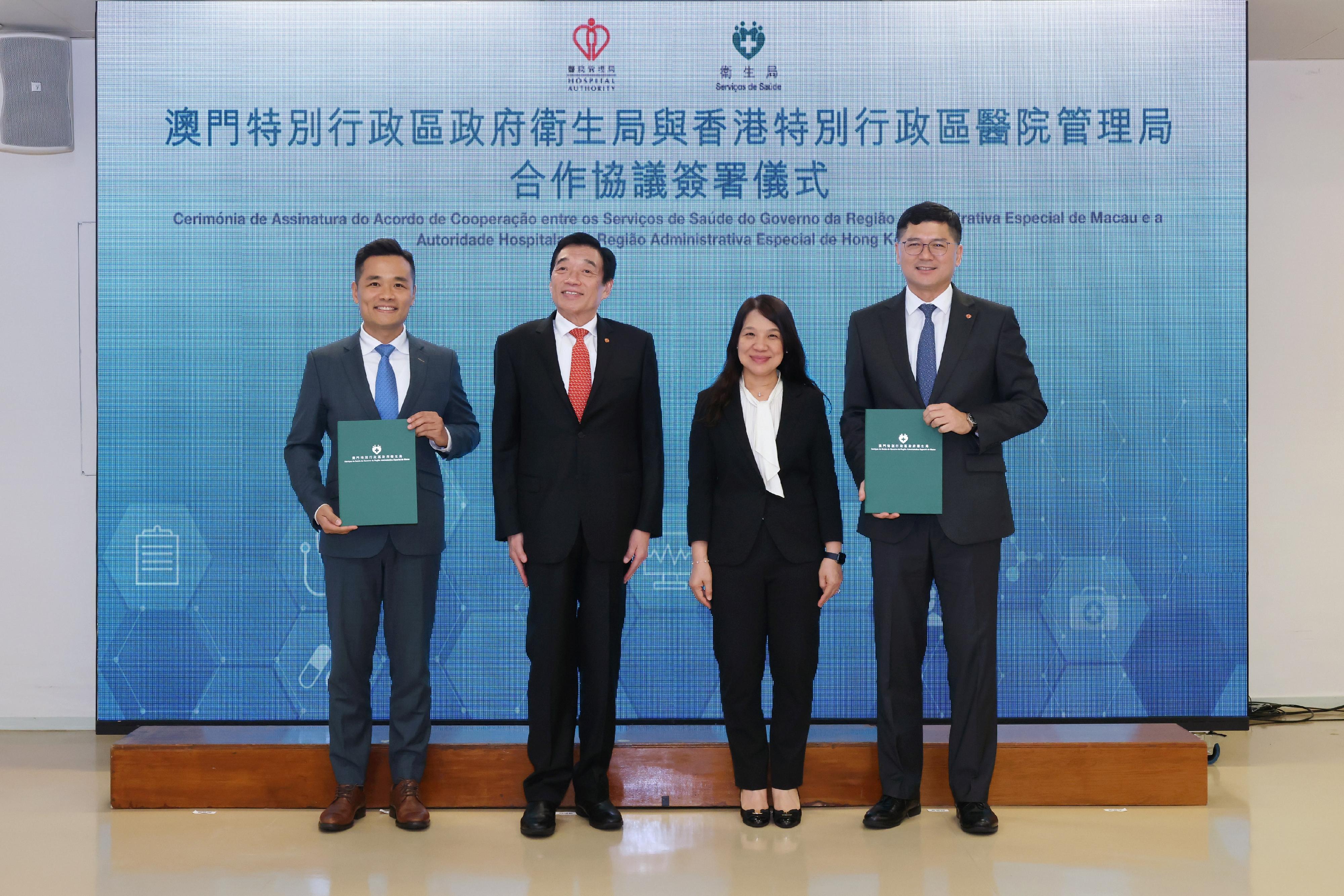 The Hospital Authority (HA) Chief Executive, Dr Tony Ko, and the Director of the Health Bureau of the Macao Special Administrative Region Government, Dr Lo Iek-long, yesterday (August 28) renewed a five-year (2023-2028) collaboration agreement to strengthen co-operation in the medical and health field between the two places and fully support the healthcare collaboration in the Guangdong-Hong Kong-Macao Greater Bay Area. Photo shows the HA Chairman, Mr Henry Fan (second left); Dr Ko (first right); the Chief of Office of the Secretary for Social Affairs and Culture of Macao, Ms Ho Ioc-san (second right); and Dr Lo (first left) after the signing ceremony.

