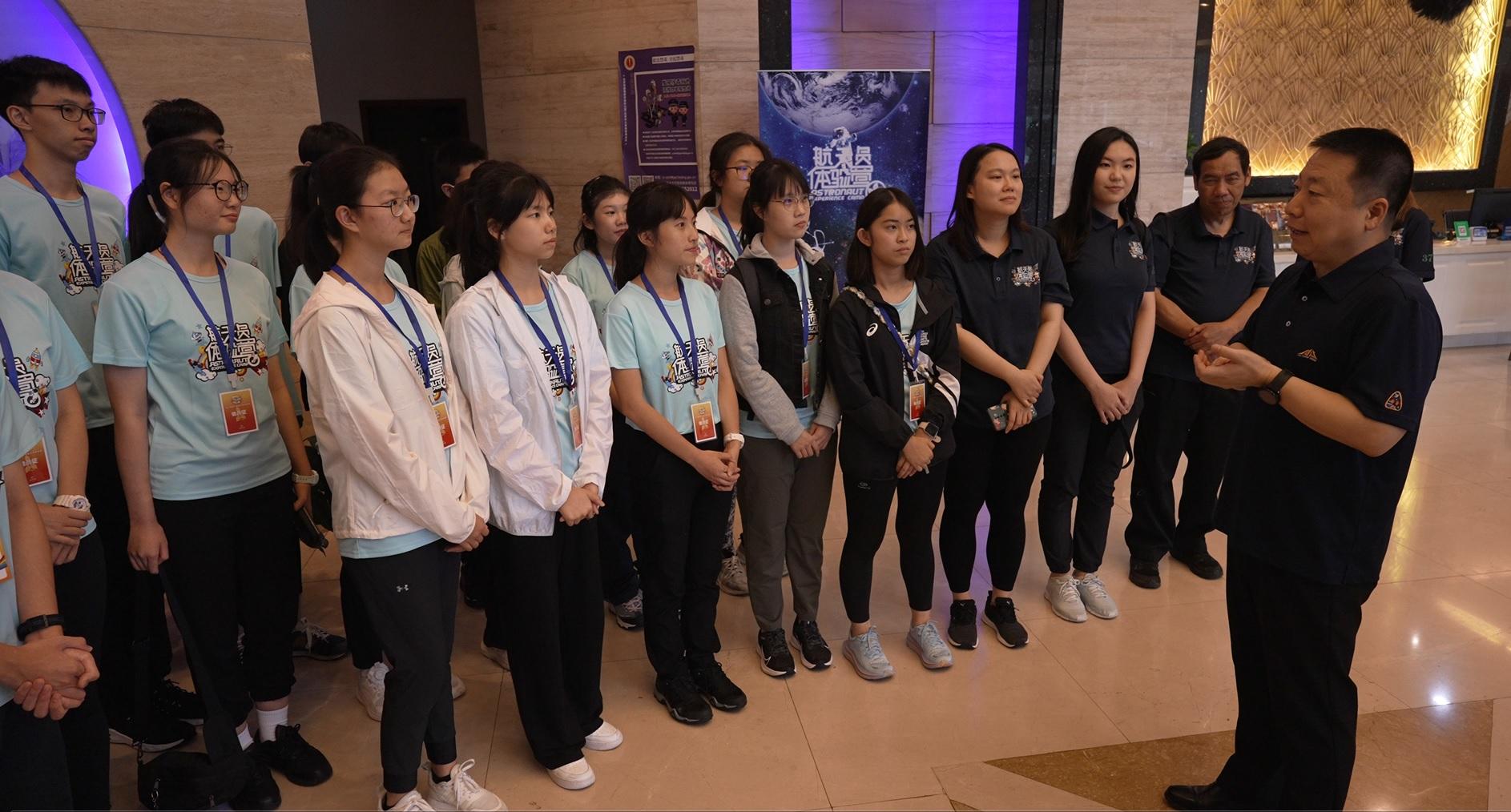 三十位中學生完成由香港太空館策劃的「少年太空人體驗營2023」。圖示中國首位太空人楊利偉（右一）與體驗營學員見面交流，介紹中國航天員訓練的現況。