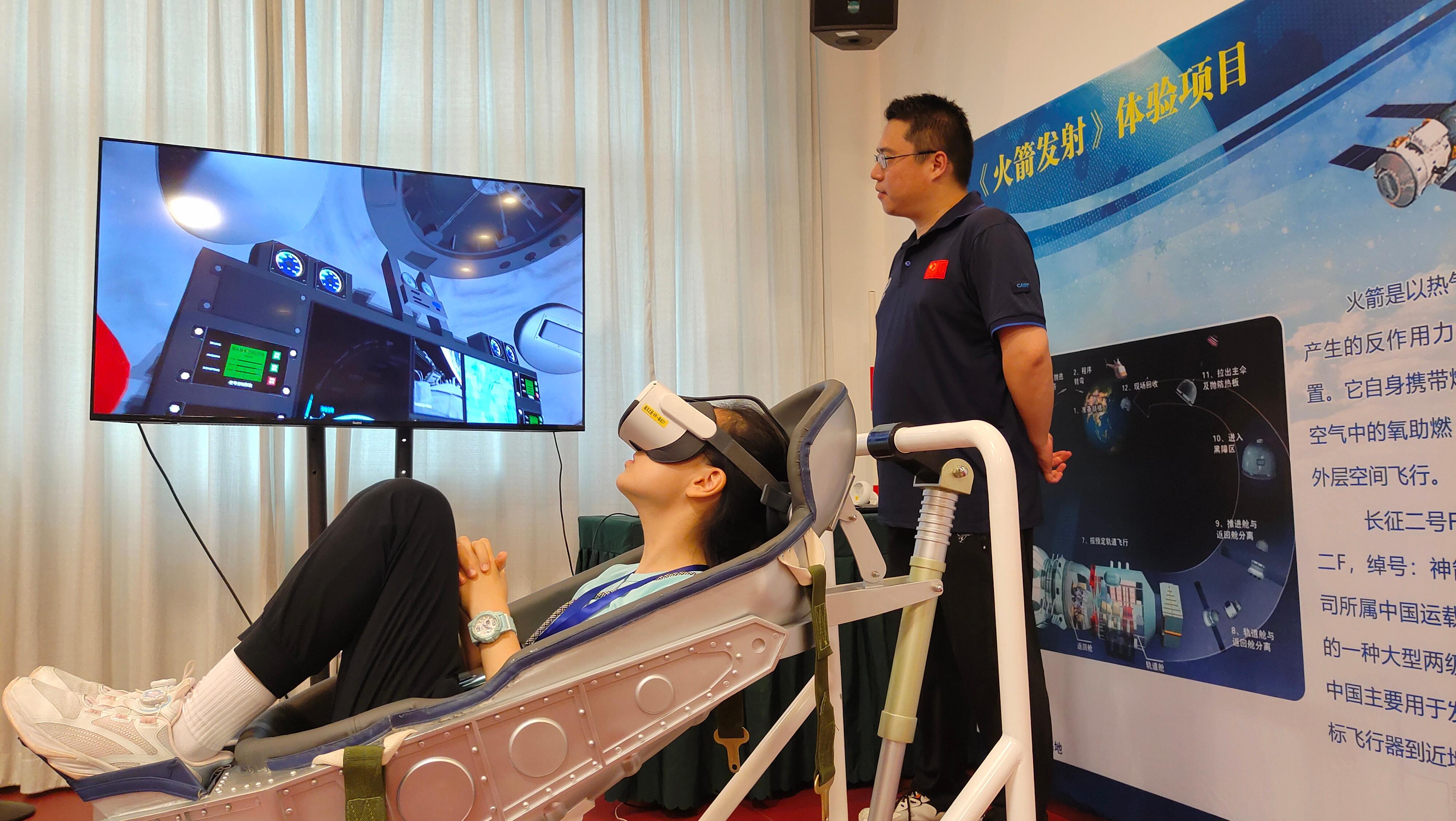三十位中学生完成由香港太空馆策划的「少年太空人体验营2023」。图示体验营一名学员透过虚拟实景体验火箭发射。