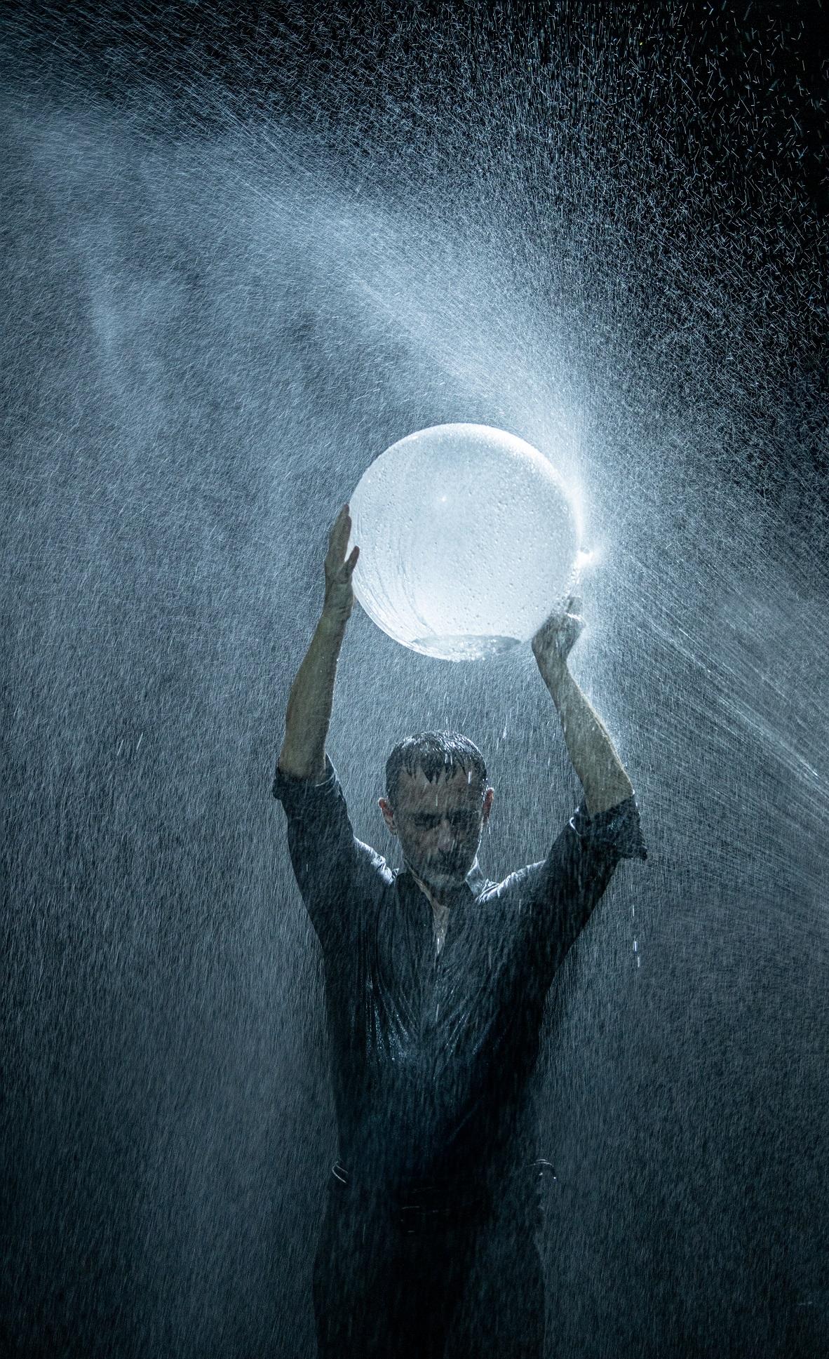 The New Vision Arts Festival will be held from October 20 to November 19, featuring 10 amazing stage programmes, including "INK" by the internationally acclaimed Greek choreographer Dimitris Papaioannou who will perform onstage for the first time in a decade. (Source of photo: Julian Mommert)

