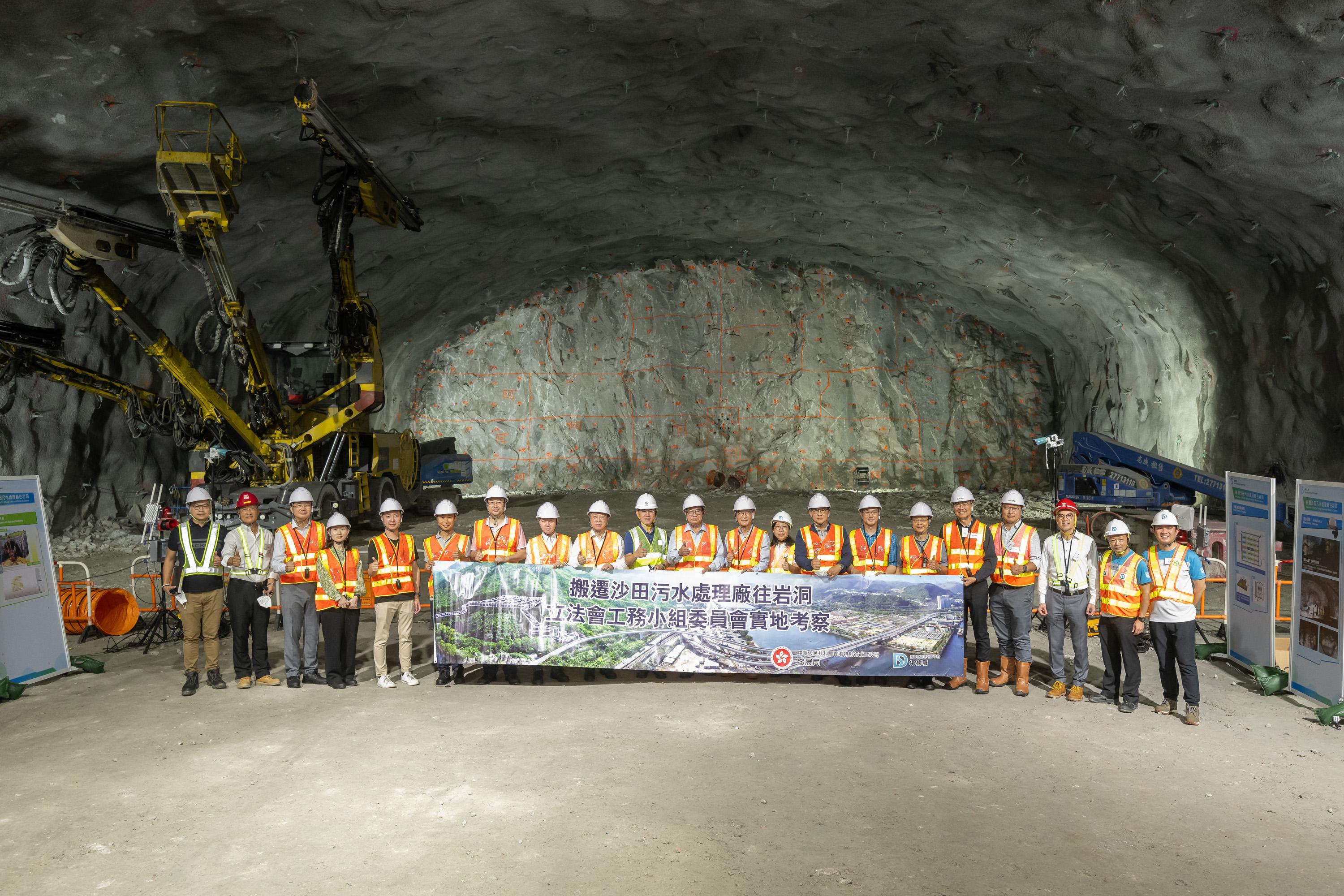 The Legislative Council (LegCo) Public Works Subcommittee visits the cavern construction site of "PWP Item No. 399DS - Relocation of Sha Tin Sewage Treatment Works to caverns" project today (August 29) to learn about the scope and progress of the project. Photo shows LegCo Members and representatives of the Development Bureau and the Drainage Services Department at the cavern construction site.