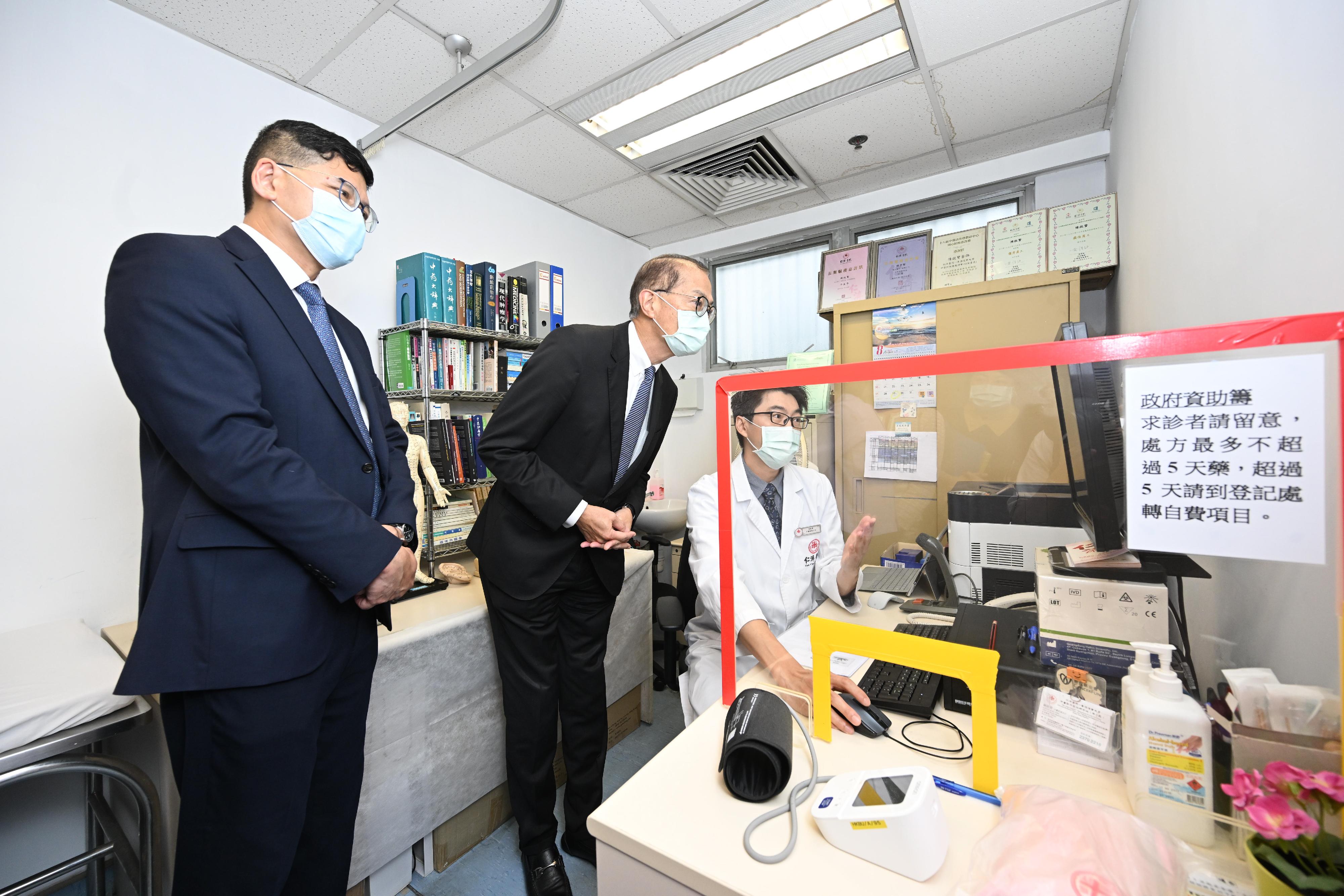 The Secretary for Health, Professor Lo Chung-mau (centre), learns about the consultation arrangement at the Chinese Medicine Clinic cum Training and Research Centre in Kwai Tsing District today (August 29).