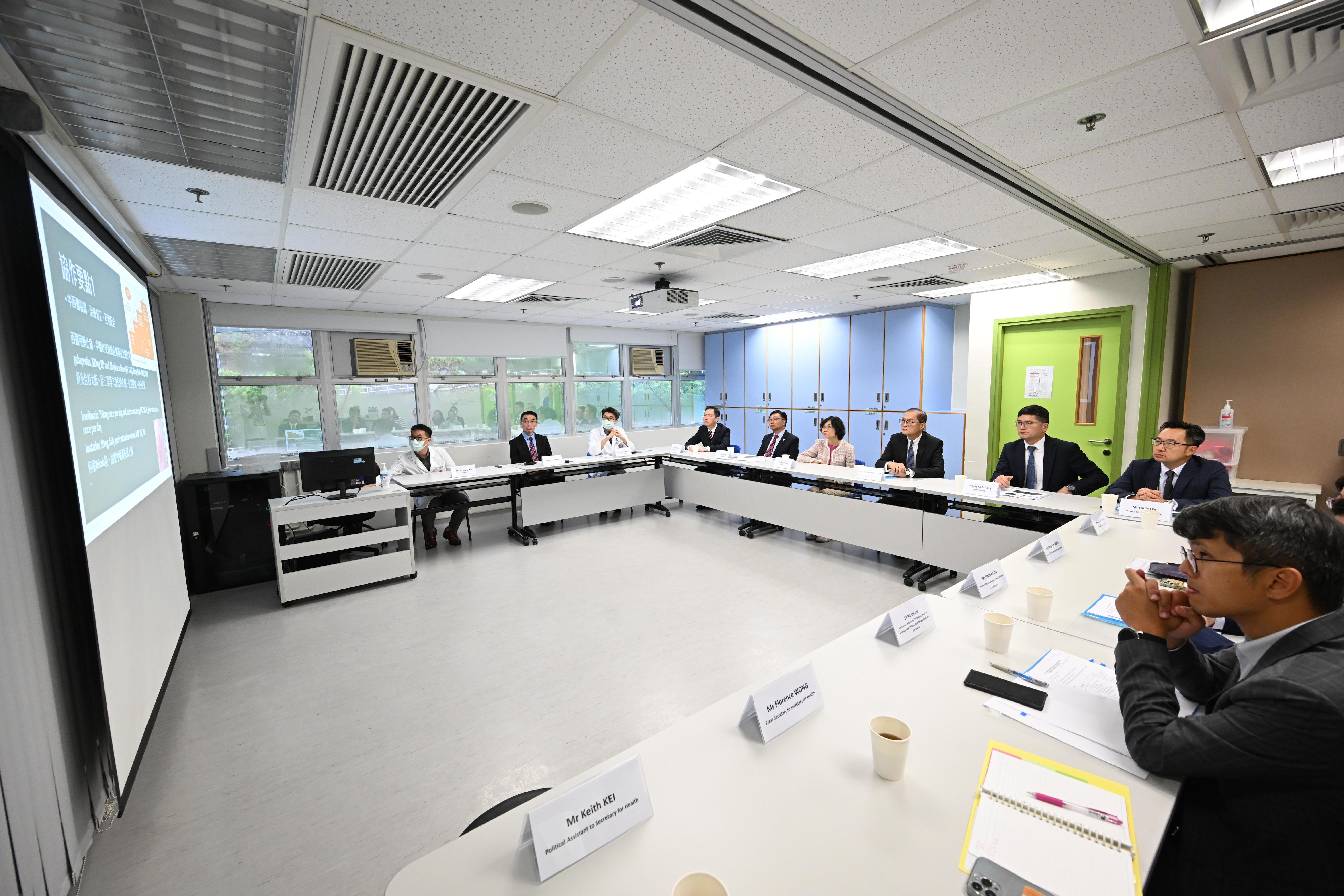 During his visit to the Chinese Medicine Clinic cum Training and Research Centre (CMCTR) in Kwai Tsing District today (August 29), the Secretary for Health, Professor Lo Chung-mau (fourth right), gains a better understanding of the involvement of the CMCTR in delivering integrated Chinese-Western medicine treatment services. Next to him are the Chief Executive of the Hospital Authority, Dr Tony Ko (third right), and the Chairman of the Board of Directors of Yan Chai Hospital, Mrs Mary Suen (fifth right).

