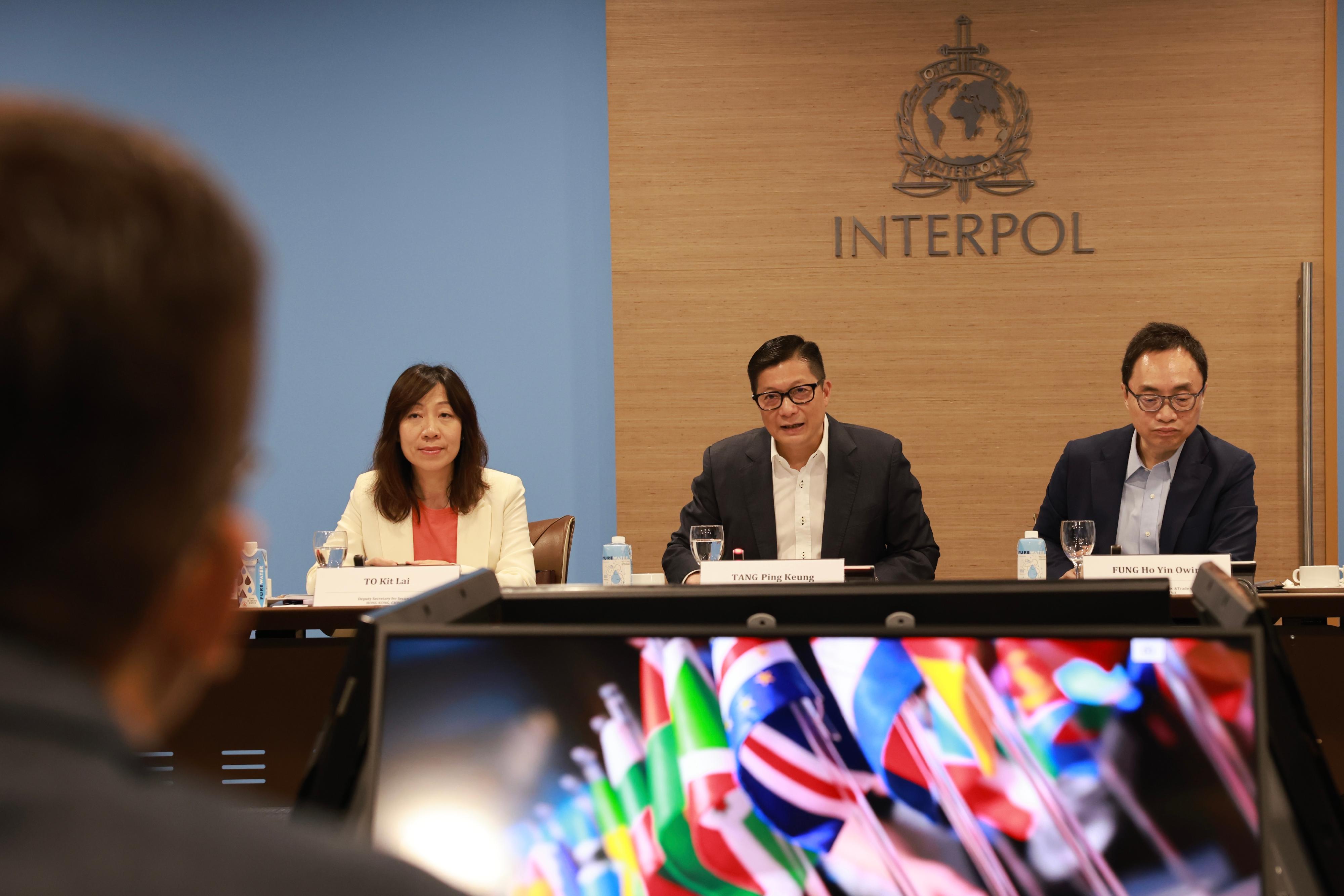 保安局局長鄧炳強今日（八月三十日）展開在新加坡的訪問行程。圖示鄧炳強（中）到訪國際刑警組織全球創新中心。
