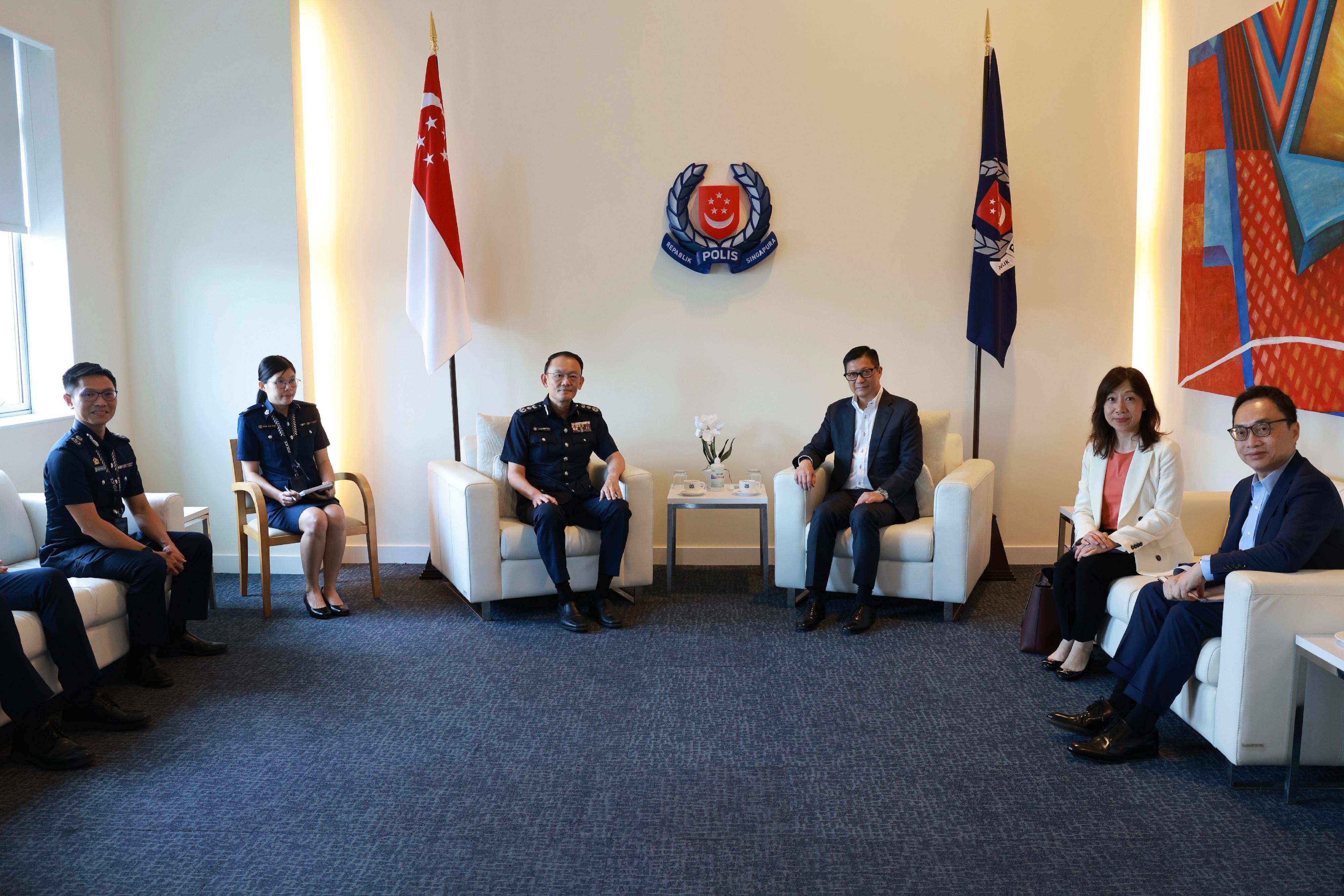 保安局局長鄧炳強今日（八月三十日）展開在新加坡的訪問行程。圖示鄧炳強（右三）與新加坡警察部隊總監雲維德（左三）會面。