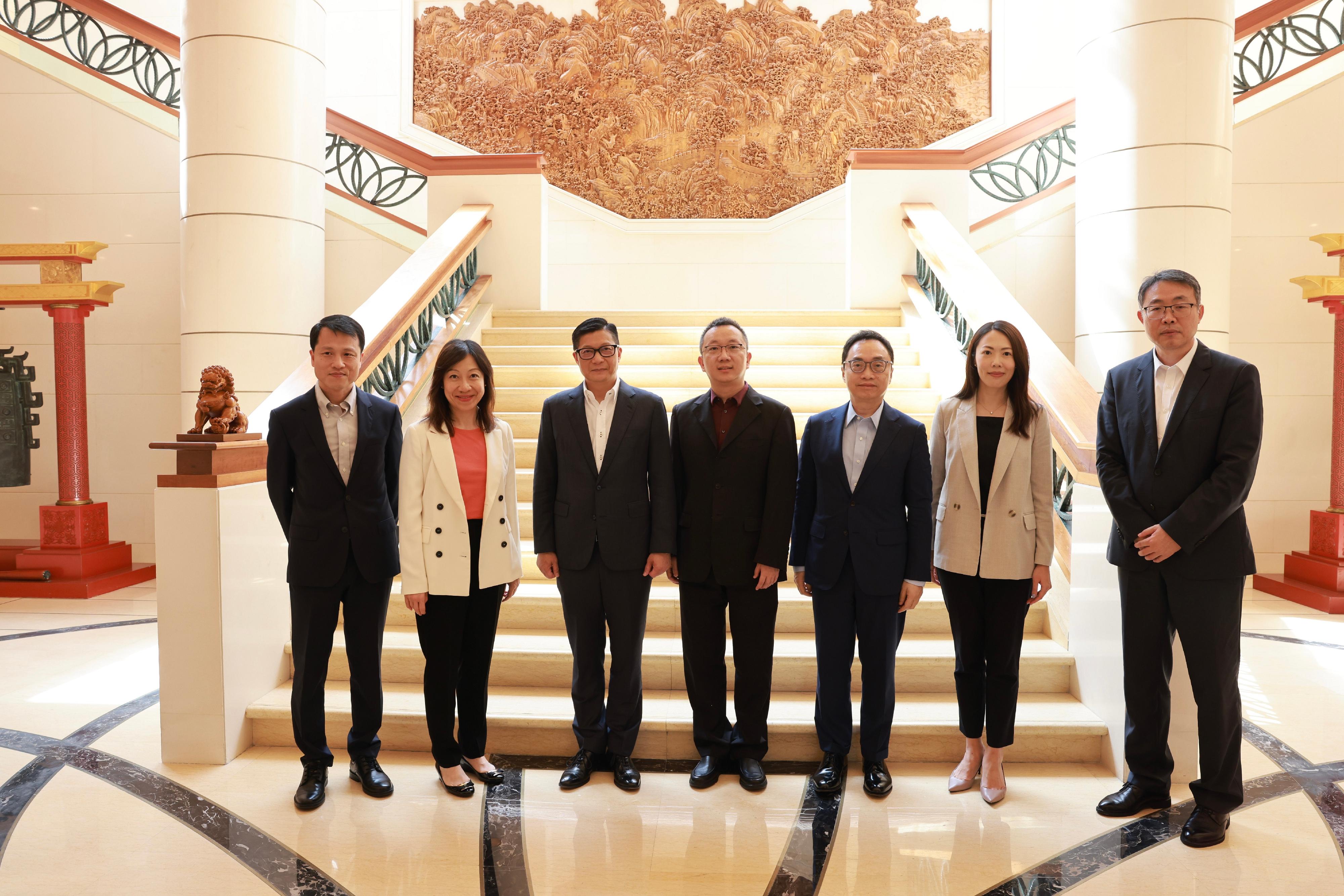 保保安局局长邓炳强今日（八月三十日）展开在新加坡的访问行程。图示邓炳强（左三）与中国驻新加坡临时代办大使朱憬（中）会面后合照。