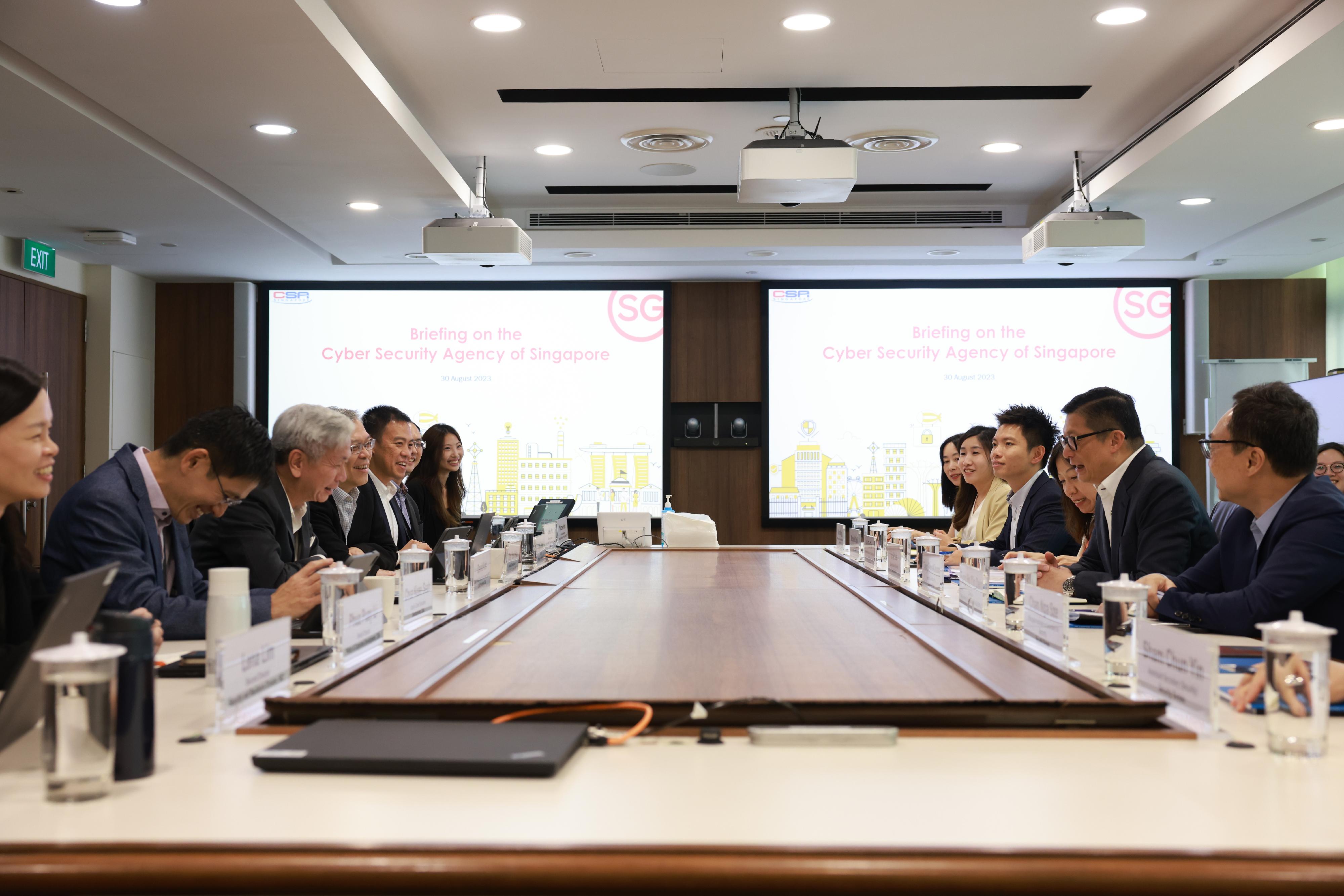 保安局局長鄧炳強今日（八月三十日）展開在新加坡的訪問行程。圖示鄧炳強（右二）與新加坡網絡安全局局長兼首席執行官許智賢（左三）會面。