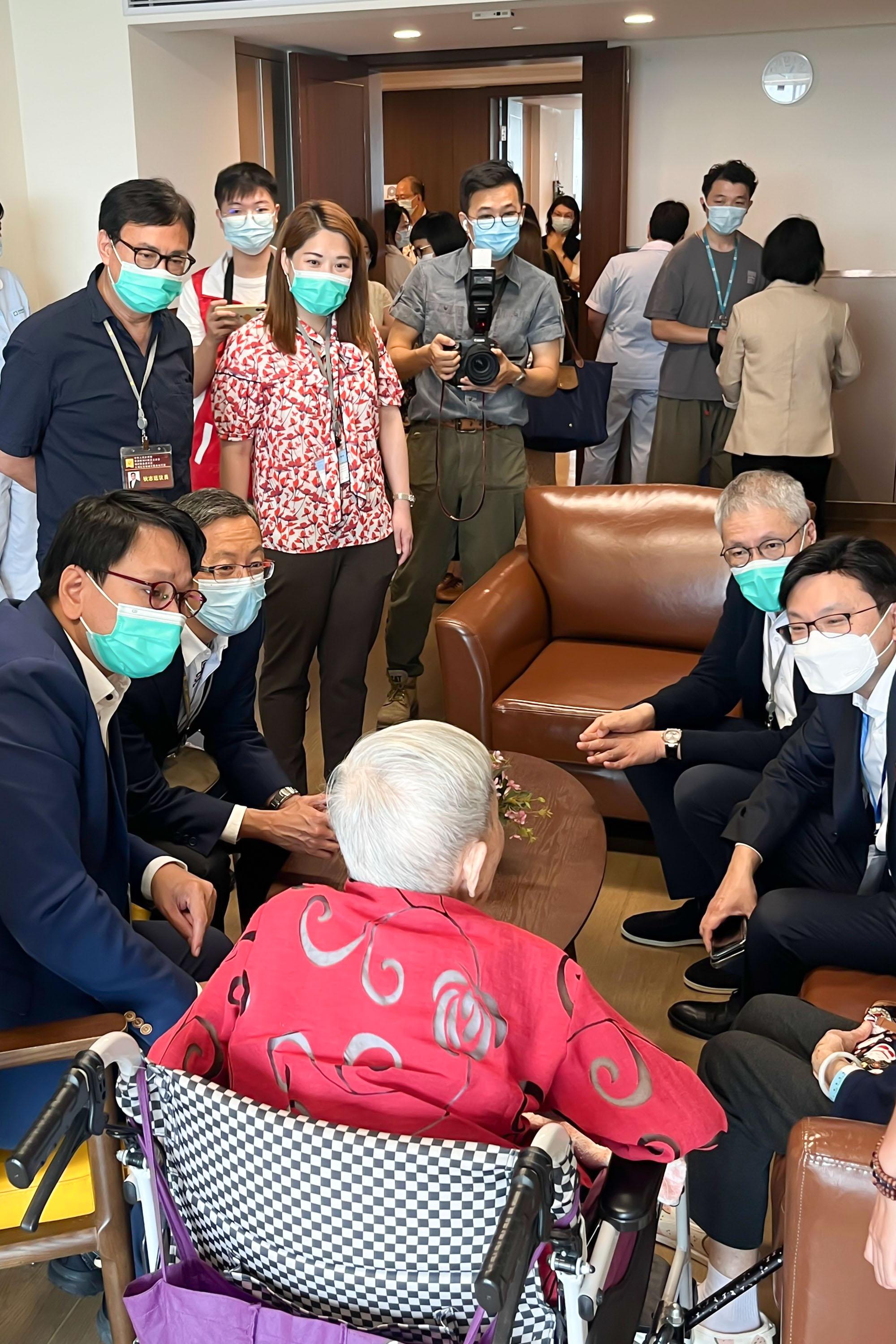 The delegation of the Legislative Council (LegCo) Panel on Welfare Services and the delegation of the Labour and Welfare Bureau begin the three-day duty visit to Mainland cities of the Greater Bay Area today (August 30). Photo shows the leader of the LegCo Panel on Welfare Services' delegation, Mr Tang Ka-piu (first left), other LegCo Members, and the leader of the Labour and Welfare Bureau's delegation, Mr Chris Sun (first right), exchanging views with elderly living in the Clifford Elderly Care Centre in Clifford Hospital in Guangzhou.