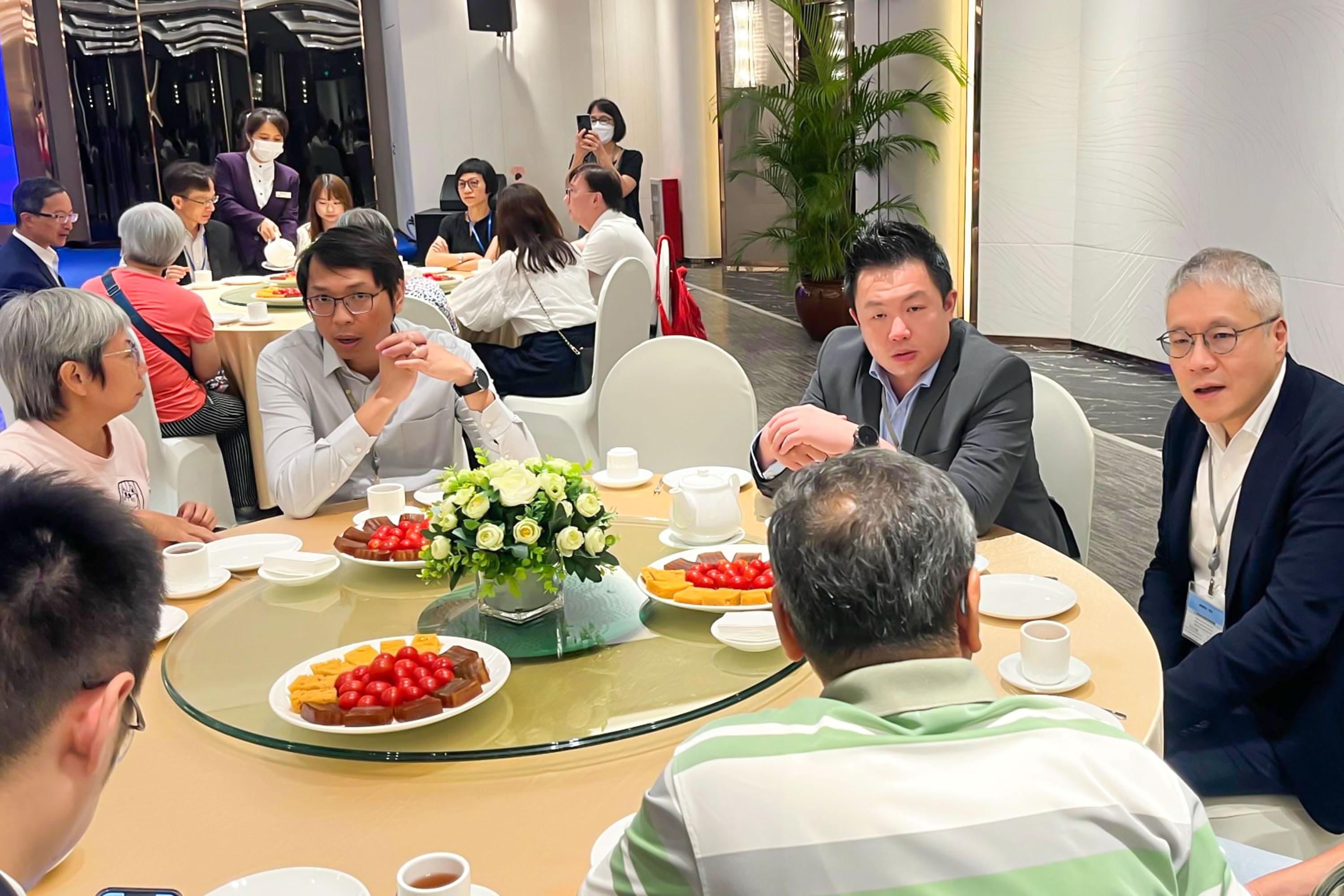 The delegation of the Legislative Council Panel on Welfare Services and the delegation of the Labour and Welfare Bureau begin the three-day duty visit to Mainland cities of the Greater Bay Area today (August 30). Photo shows the delegations meeting with retired Hong Kong residents in the Clifford Estates in Guangzhou.