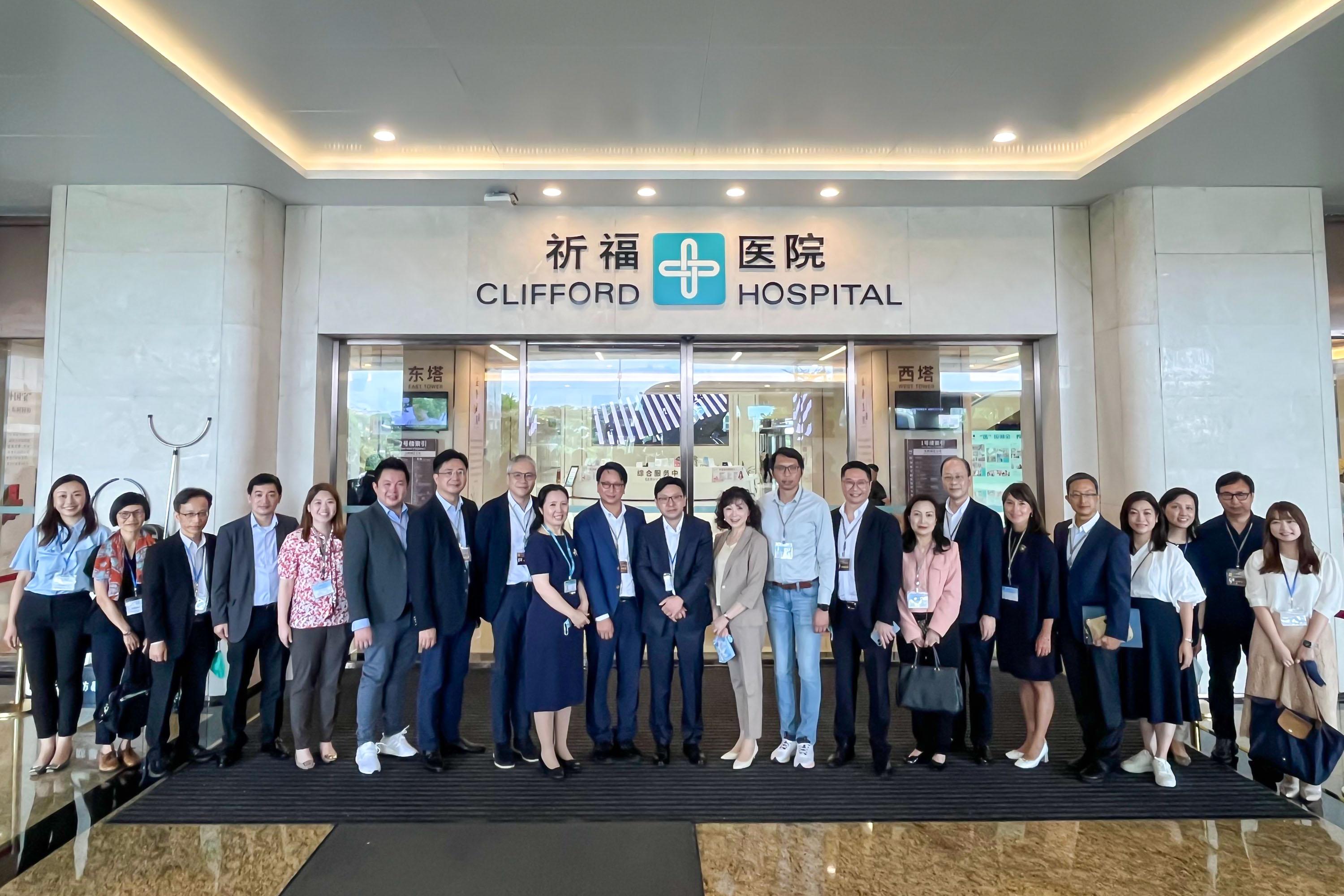 The delegation of the Legislative Council Panel on Welfare Services and the delegation of the Labour and Welfare Bureau begin the three-day duty visit to Mainland cities of the Greater Bay Area today (August 30). Photo shows the delegations at the Clifford Hospital.