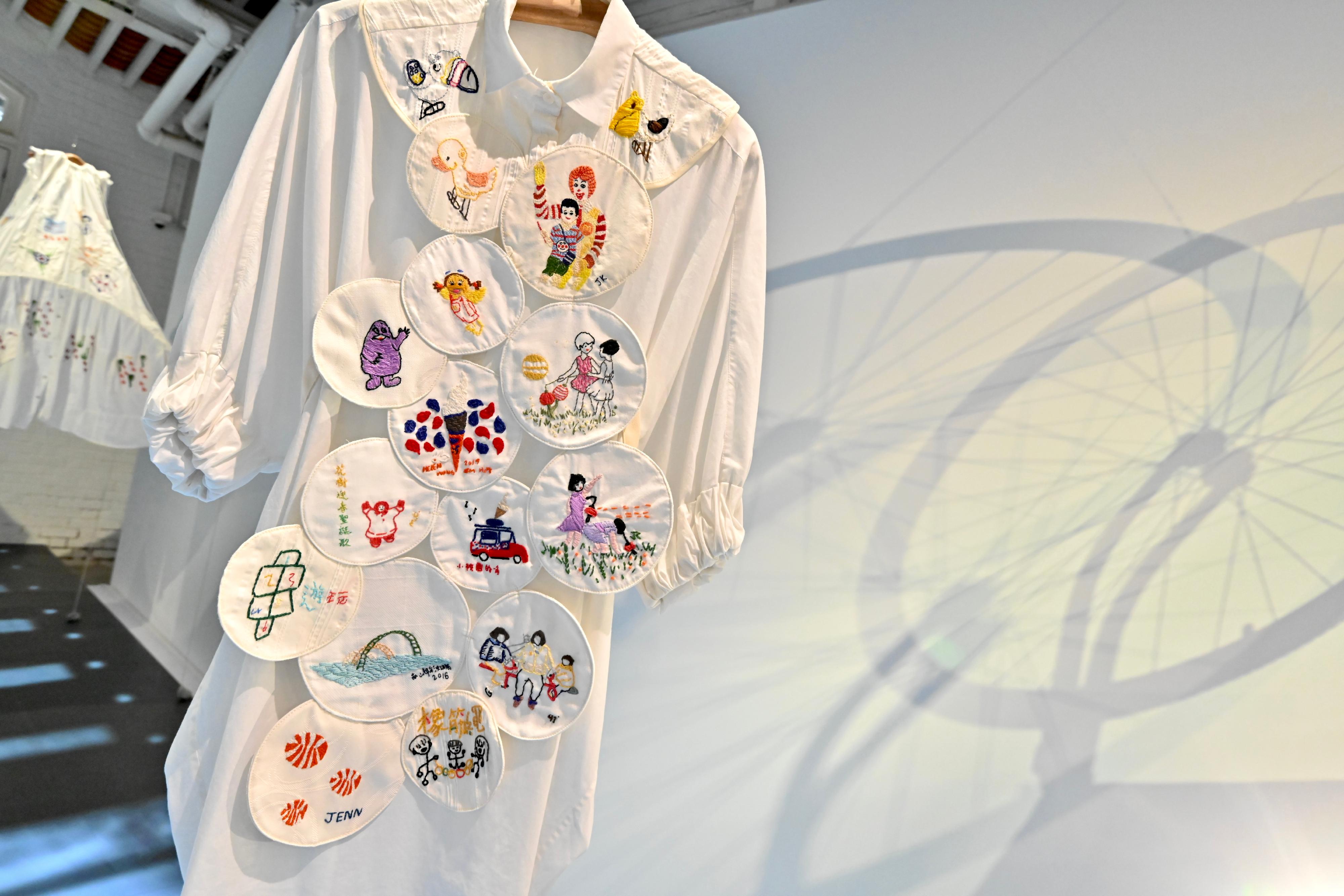 油街實現藝術空間明日（九月一日）至明年一月七日推出新展覽「穿起時間」。圖示時裝設計師林蔚彥創作的其中一件再生衣物，其主題為「兒童樂園」，展示香港人兒時的集體回憶。