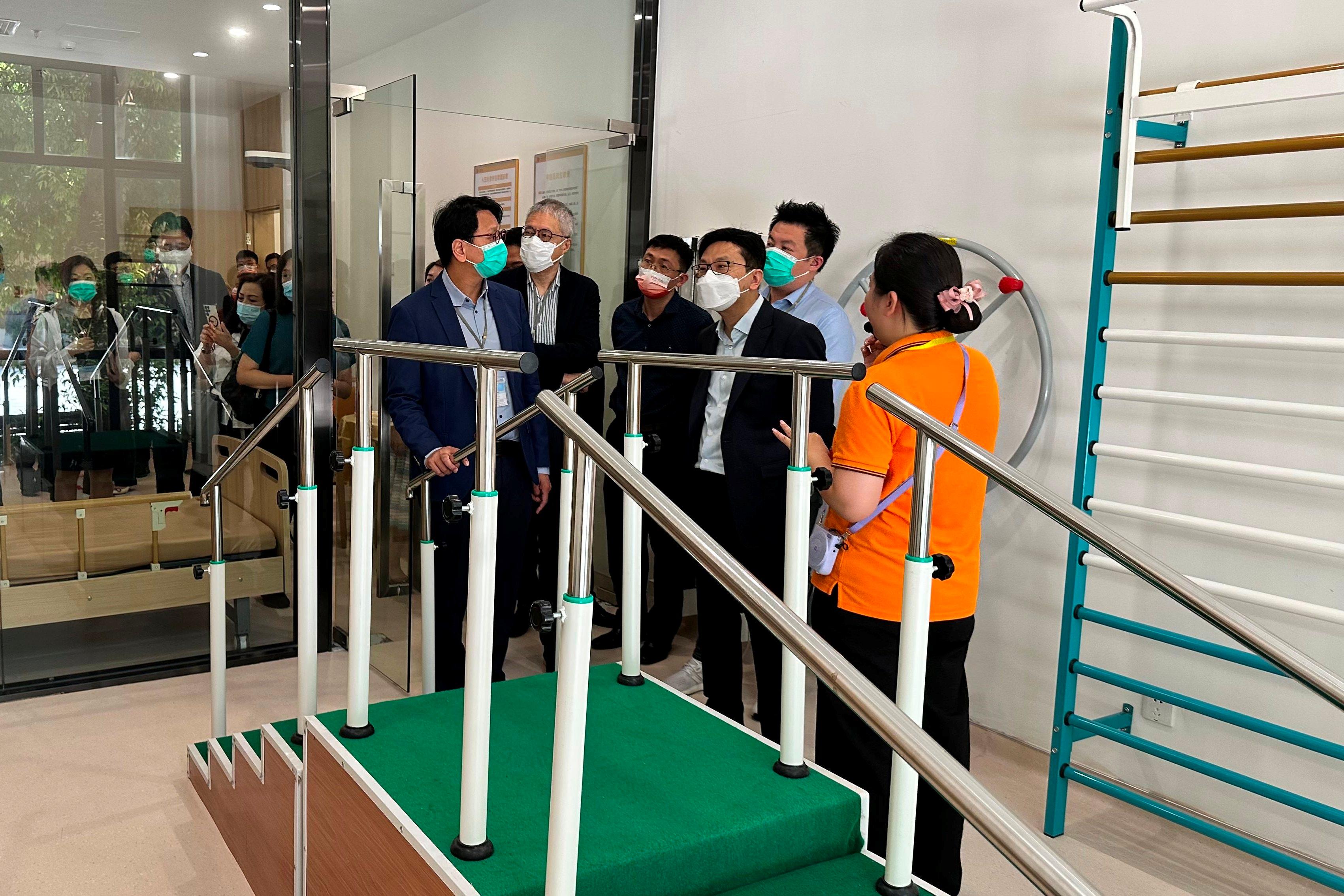 The Secretary for Labour and Welfare, Mr Chris Sun, and the delegation of the Legislative Council Panel on Welfare Services today (August 31) continued their visit to Mainland cities in the Guangdong-Hong Kong-Macao Greater Bay Area. Photo shows Mr Sun (front row, second right) viewing rehabilitation and training facilities in an elderly apartment in Guangzhou this morning.