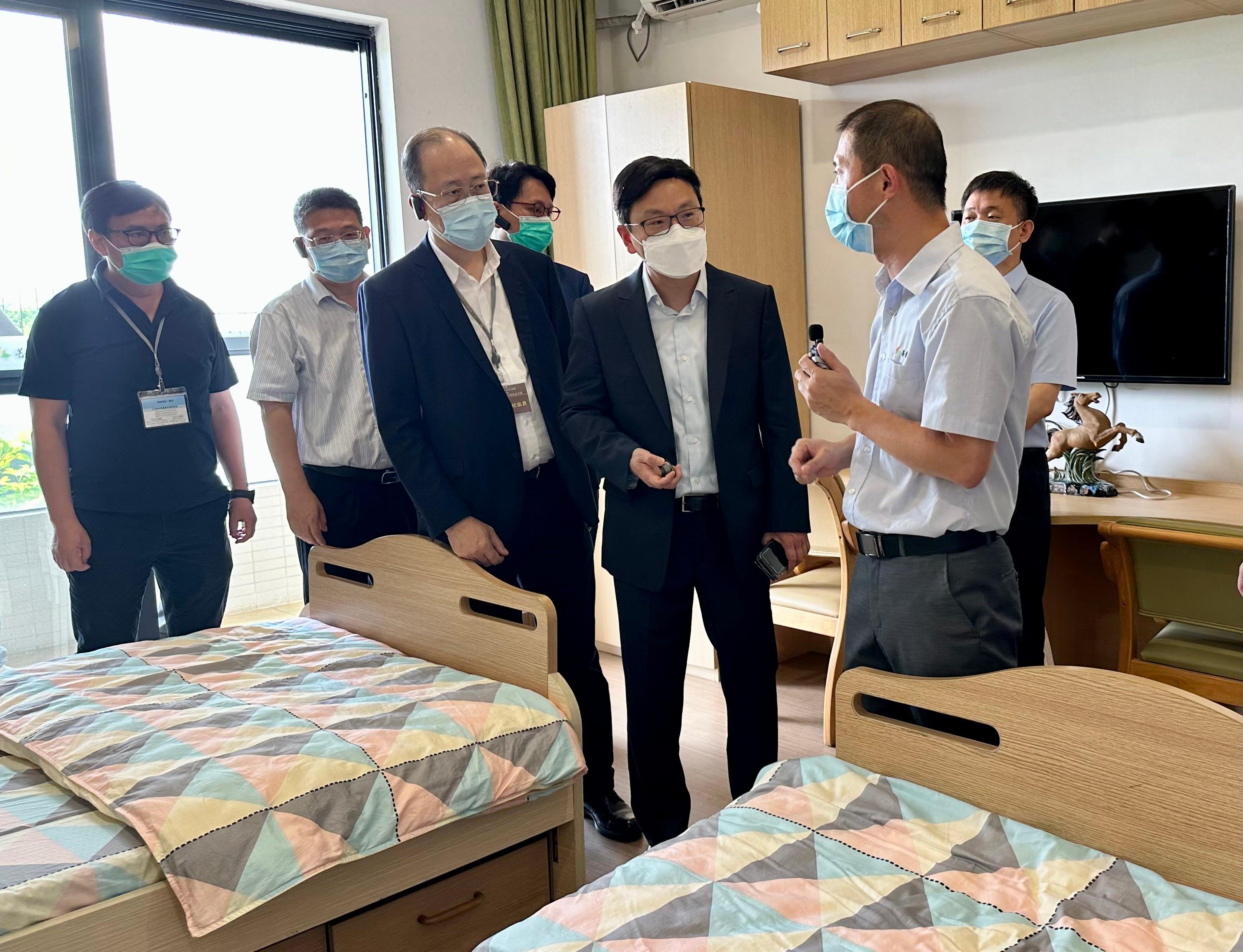 The Secretary for Labour and Welfare, Mr Chris Sun, and the delegation of the Legislative Council Panel on Welfare Services today (August 31) continued their visit to Mainland cities in the Guangdong-Hong Kong-Macao Greater Bay Area. Photo shows Mr Sun (front row, second right) taking a look at a residential care place and facilities of a retirement community in Foshan.