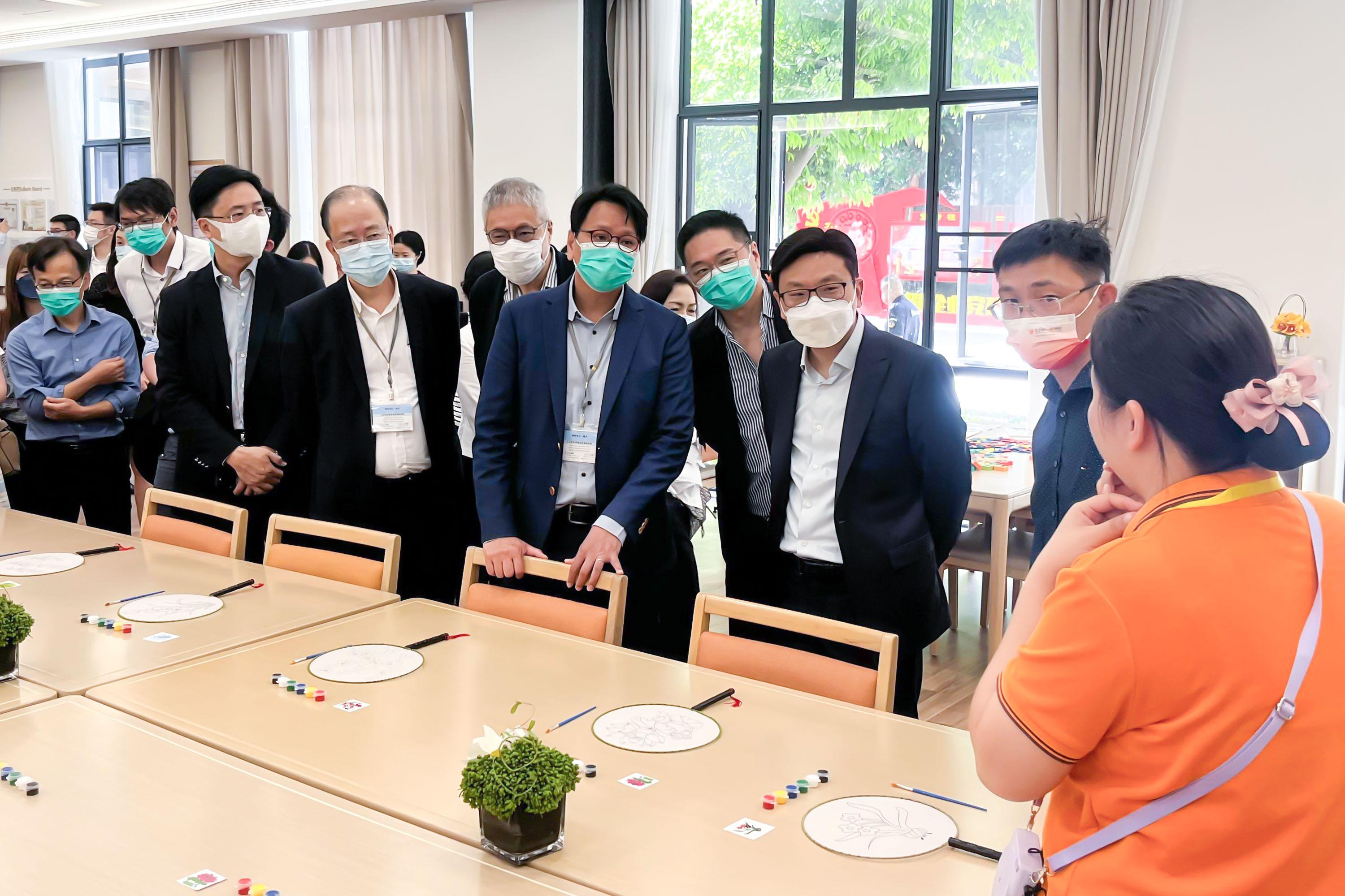 The delegation of the Legislative Council (LegCo) Panel on Welfare Services and the delegation of the Labour and Welfare Bureau conclude the duty visit to Mainland cities of the Greater Bay Area today (August 31).  Photo shows the delegations visiting Yuexiu Haiyuehui in Guangzhou and learning about the design of social and recreational activities for the elderly.