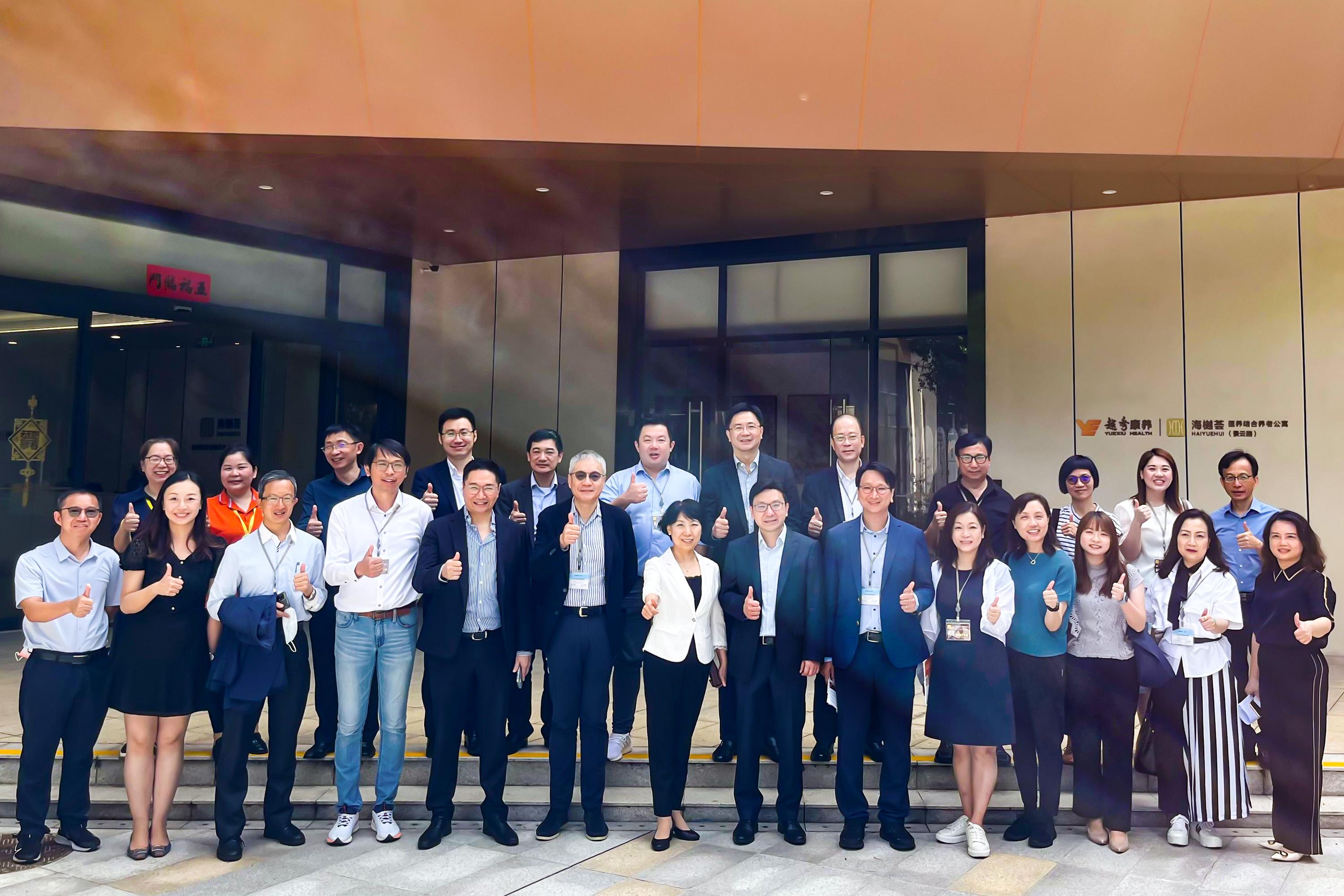 The delegation of the Legislative Council (LegCo) Panel on Welfare Services and the delegation of the Labour and Welfare Bureau conclude the duty visit to Mainland cities of the Greater Bay Area today (August 31).  Photo shows the delegation of the LegCo Panel on Welfare Services, the delegation of the Labour and Welfare Bureau and the representatives of Yuexiu Haiyuehui.