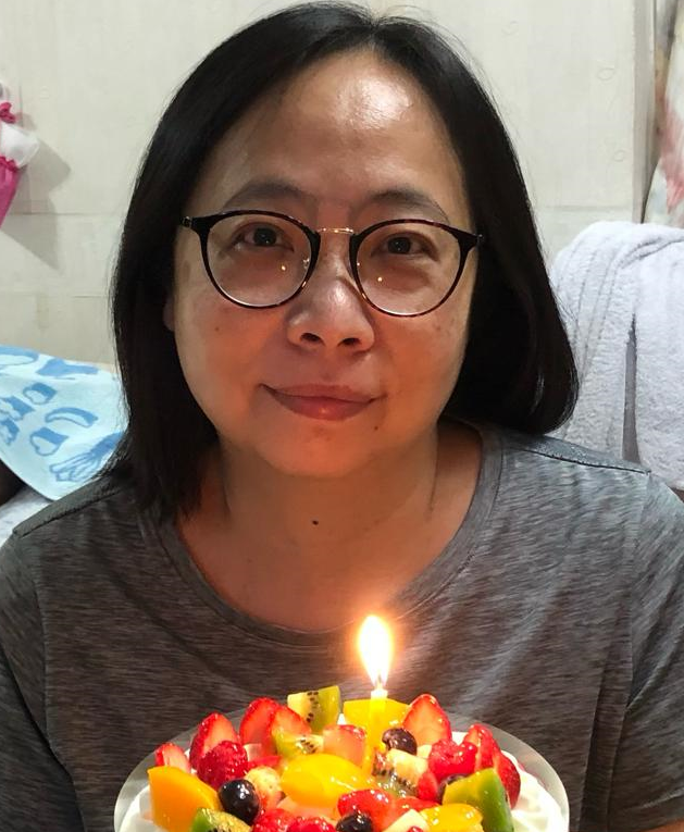 Keung Pui-fung, aged 58, is about 1.6 metres tall, 60 kilograms in weight and of fat build. She has a round face with yellow complexion and long black hair. She was last seen wearing a black tee, blue trousers, grey sports shoes and carrying a white bag.