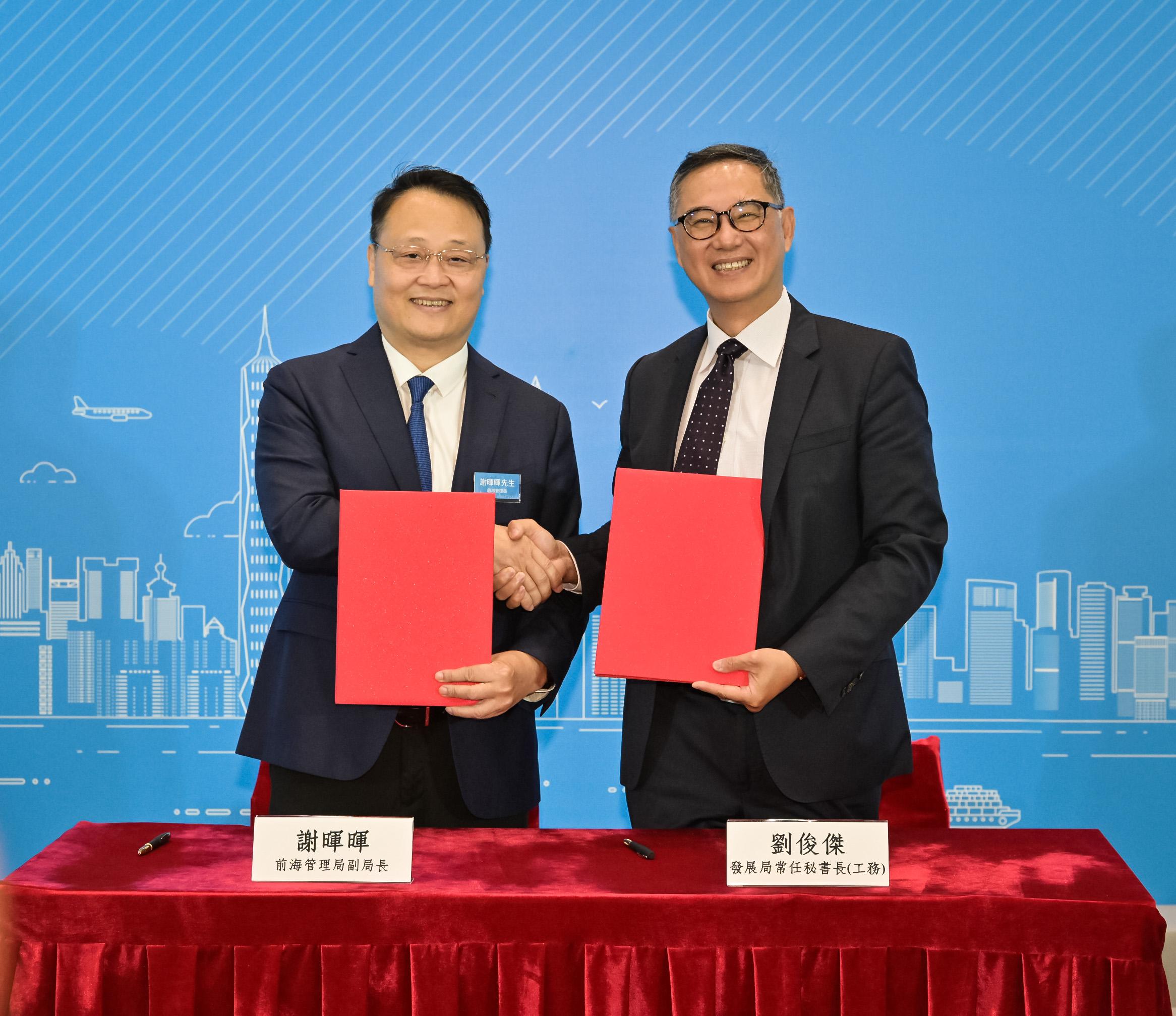 The Permanent Secretary for Development (Works), Mr Ricky Lau (right), and Deputy Director-General of the Authority of Qianhai Shenzhen-Hong Kong Modern Service Industry Cooperation Zone of Shenzhen Municipality Mr Xie Huihui (left) signed a Letter of Intent on Collaboration today (August 31) to further enhance the exchanges and co-operation between enterprises and professionals in architectural and engineering industries of the two places. 