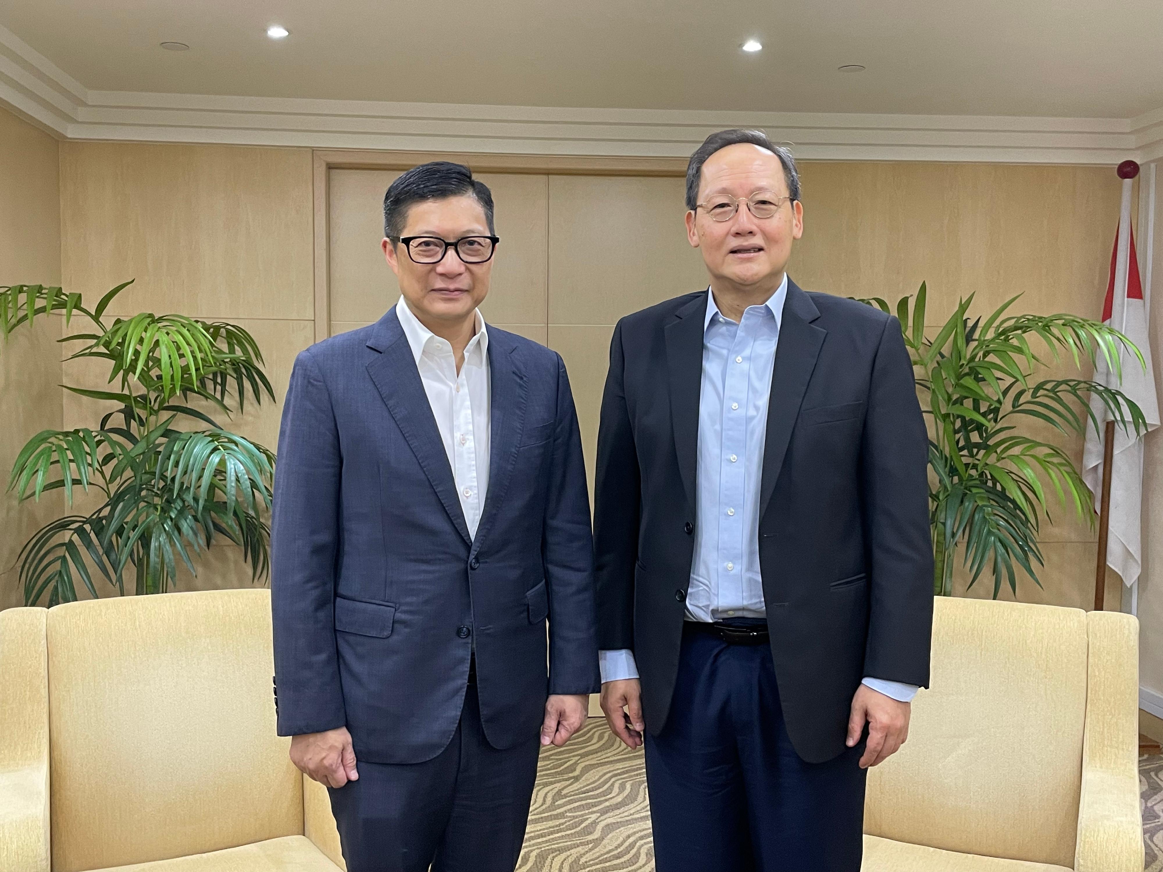 The Secretary for Security, Mr Tang Ping-keung, continued his visit programme to Singapore today (August 31). Photo shows Mr Tang (left) with the Minister for Manpower, Dr Tan See Leng (right), after a meeting.