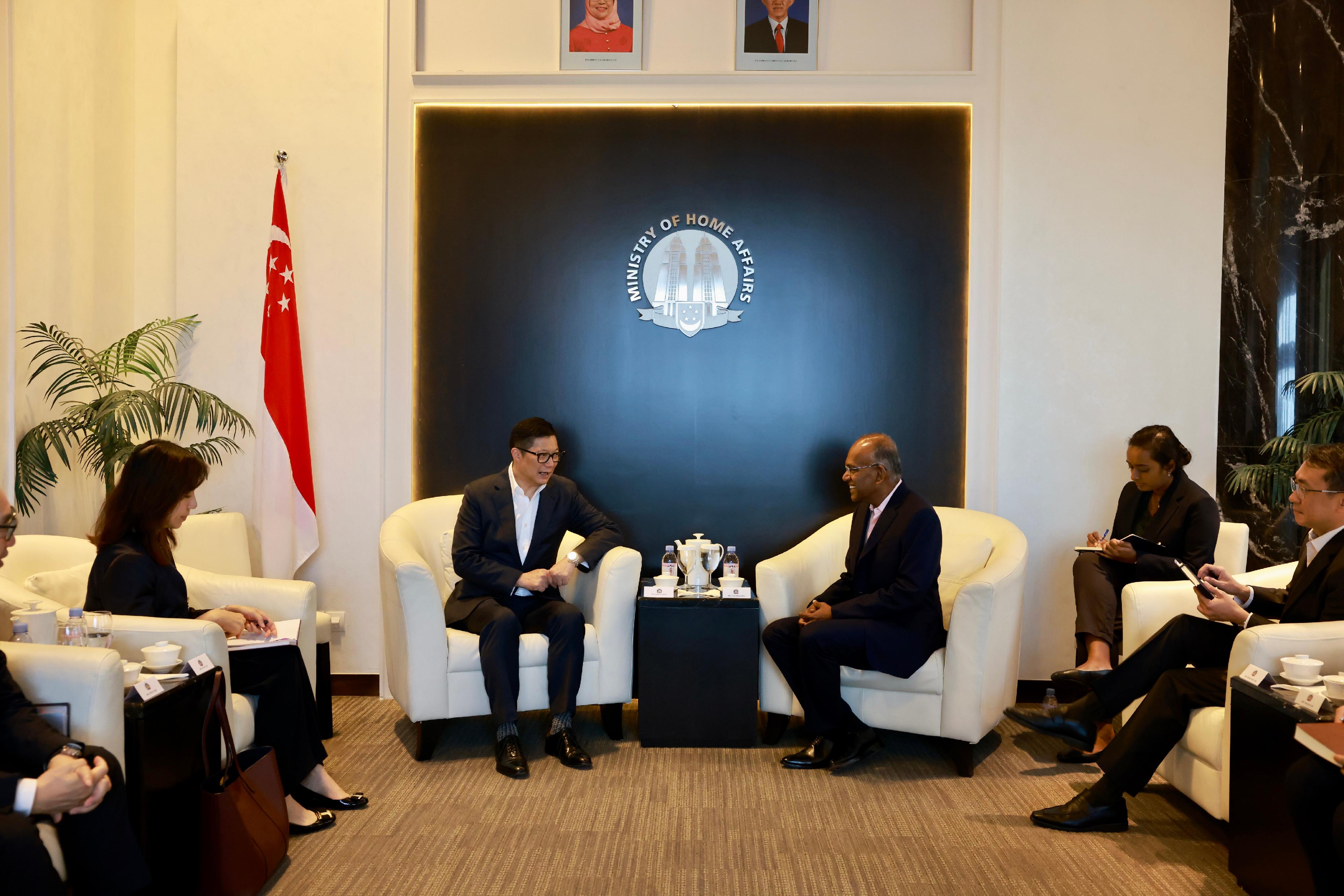保安局局長鄧炳強今日（八月三十一日）繼續在新加坡的訪問行程。圖示鄧炳強（左二）與內政部部長尚穆根（中）會面。