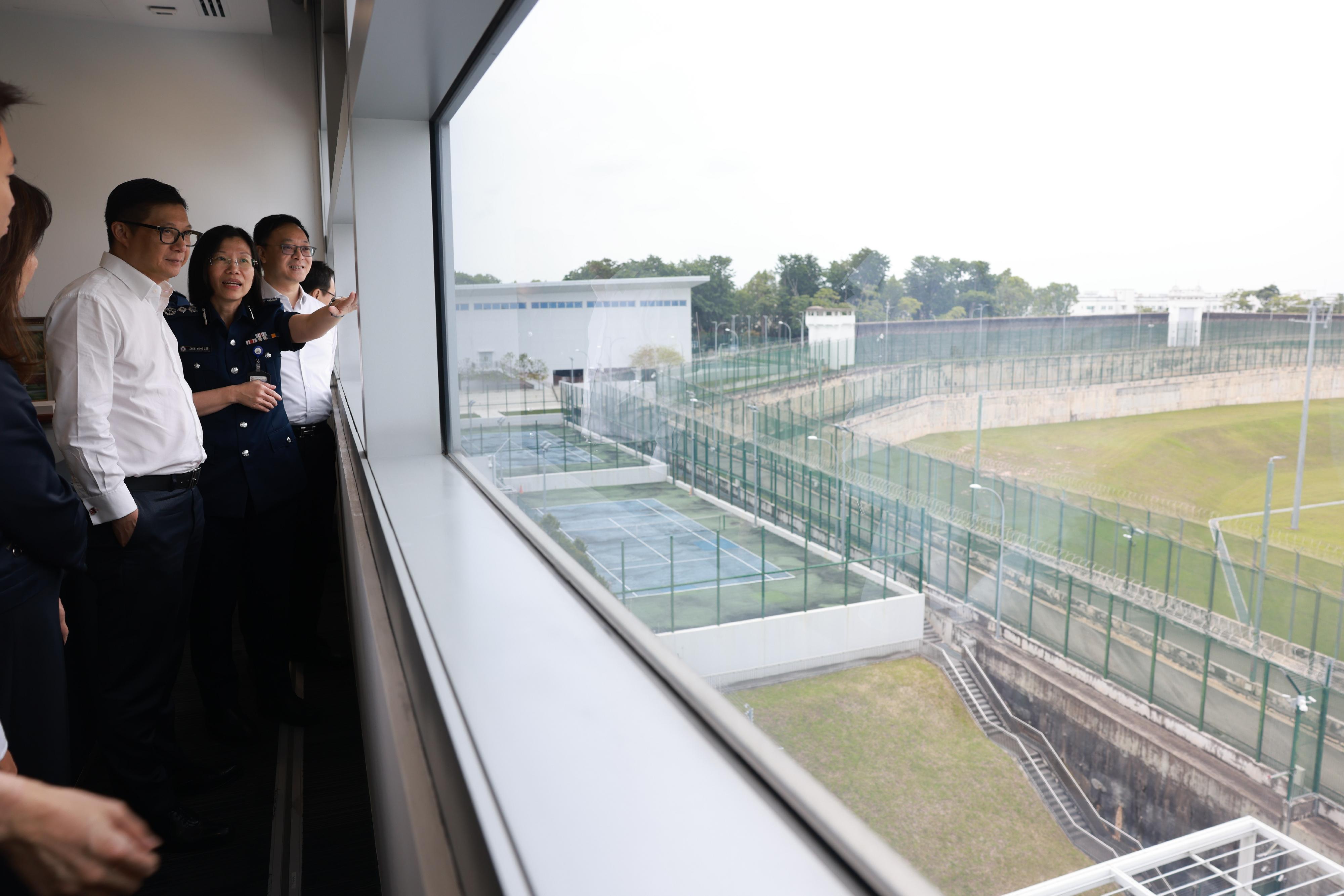保安局局長鄧炳強今日（八月三十一日）繼續在新加坡的訪問行程。圖示鄧炳強（左）和懲教署署長黃國興（右）在新加坡監獄署監獄總監許榮麗（中）陪同下，參觀樟宜監獄中心。