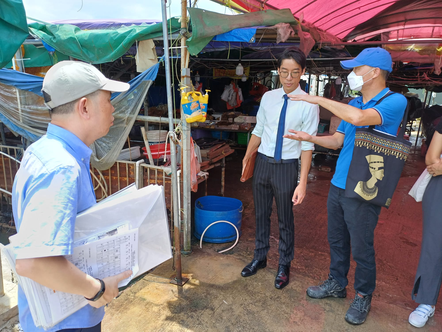 The District Officer (Yuen Long), Mr Gordon Wu, and other staff members from the Yuen Long District Office inspected seawater intrusion black spot in low-lying areas in Lau Fau Shan, to better understand the precautionary measures against typhoon and flooding taken by nearby residents and shop owners. Photo shows Mr Wu (centre) and other government representatives discussing the rise of coastal water level.