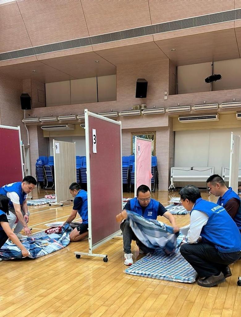 The Tsuen Wan District Office and the Tsuen Wan Care Teams worked together in the district to help residents get prepared for approach of tropical cyclone. Photo shows the District Officer (Tsuen Wan), Mr Billy Au (first right) and members of Ting Sham Care Team preparing supplies at a temporary shelter.  