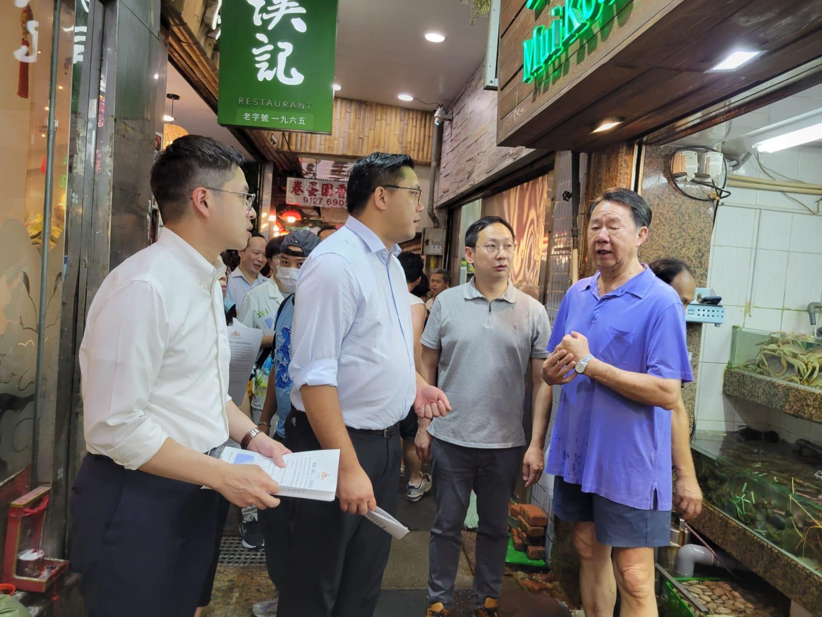 The Kwun Tong District Office reminded residents in the district to get prepared for approach of tropical cyclone. Photo shows the Under Secretary for Home and Youth Affairs, Mr Clarence Leung (second left), and the District Officer (Kwun Tong), Mr Andy Lam (first left), disseminating information on precautionary measures against typhoon to residents and appealing citizens in need to stay at Lei Yue Mun Sports Centre Temporary Shelter.  