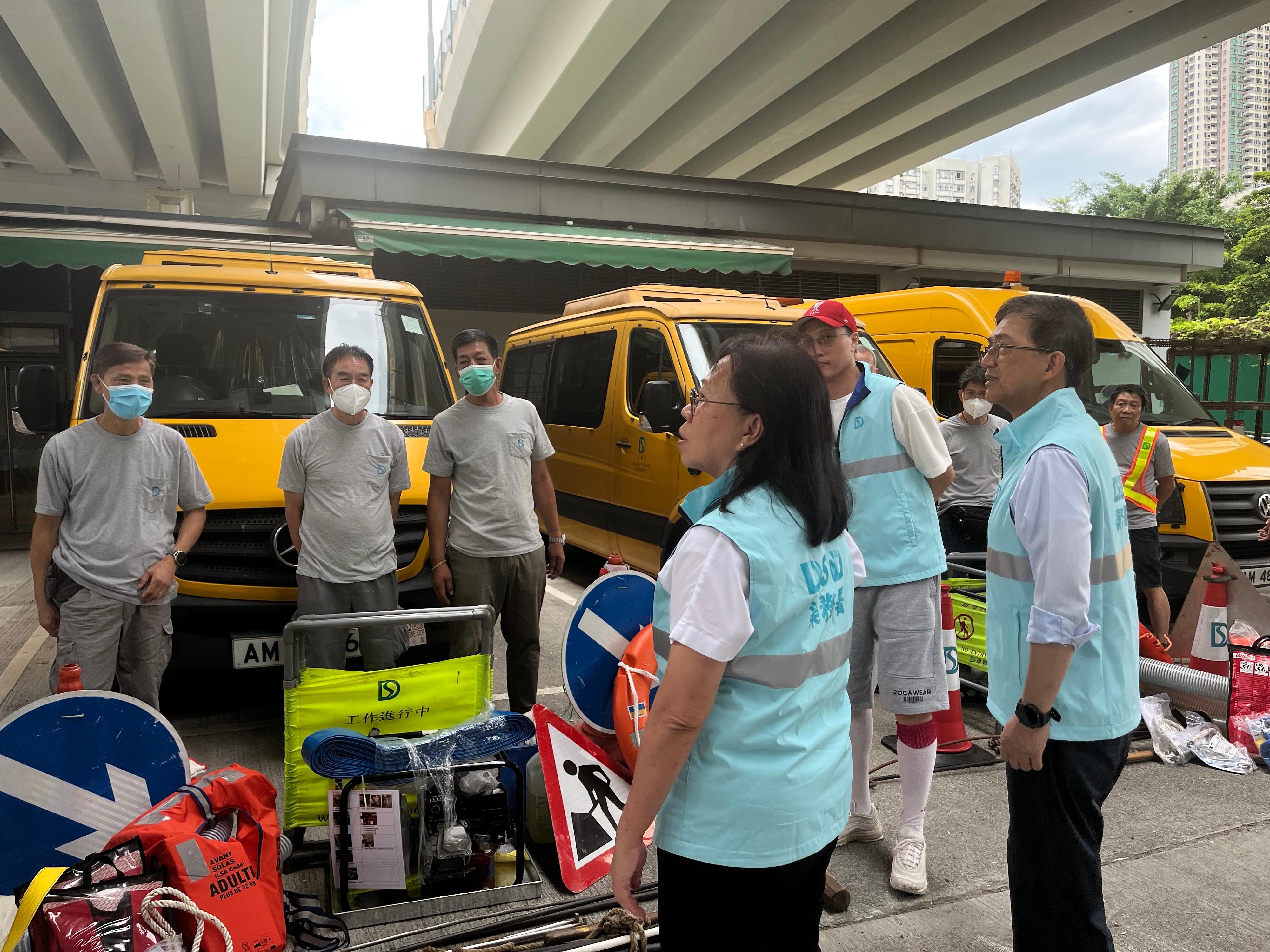 The Director of Drainage Services, Ms Alice Pang (third right), today (August 31) visited and inspected the Backup Emergency Control Centre of the Drainage Services Department to understand the real-time conditions of the major drainage systems through the real-time monitoring system, with a view to ensuring the flood prevention facilities are functioning properly.
