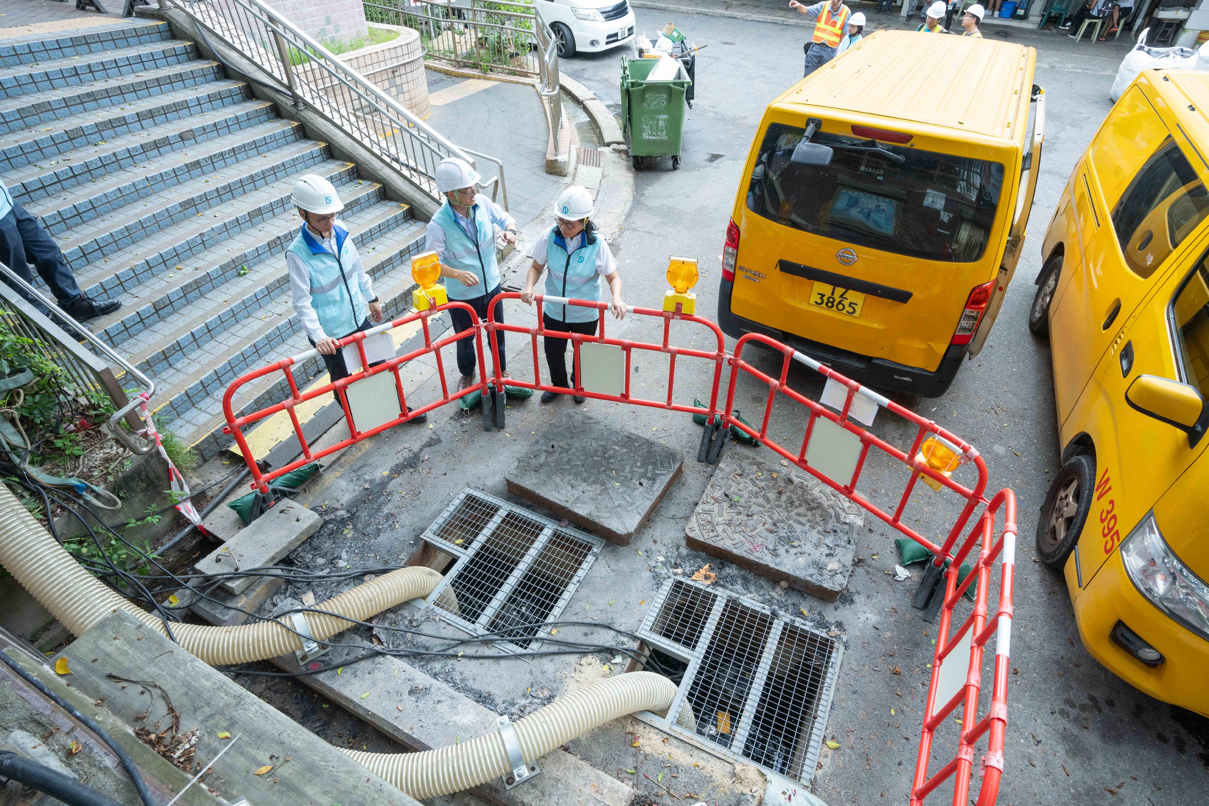 The Director of Drainage Services, Ms Alice Pang, today (August 31) viewed the coastal low-lying or windy areas with higher risks to understand the progress of the Drainage Services Department's measures for coping with the storm surge. Photo shows Ms Pang (first right) inspecting the set up of water pumps at Lei Yue Mun.