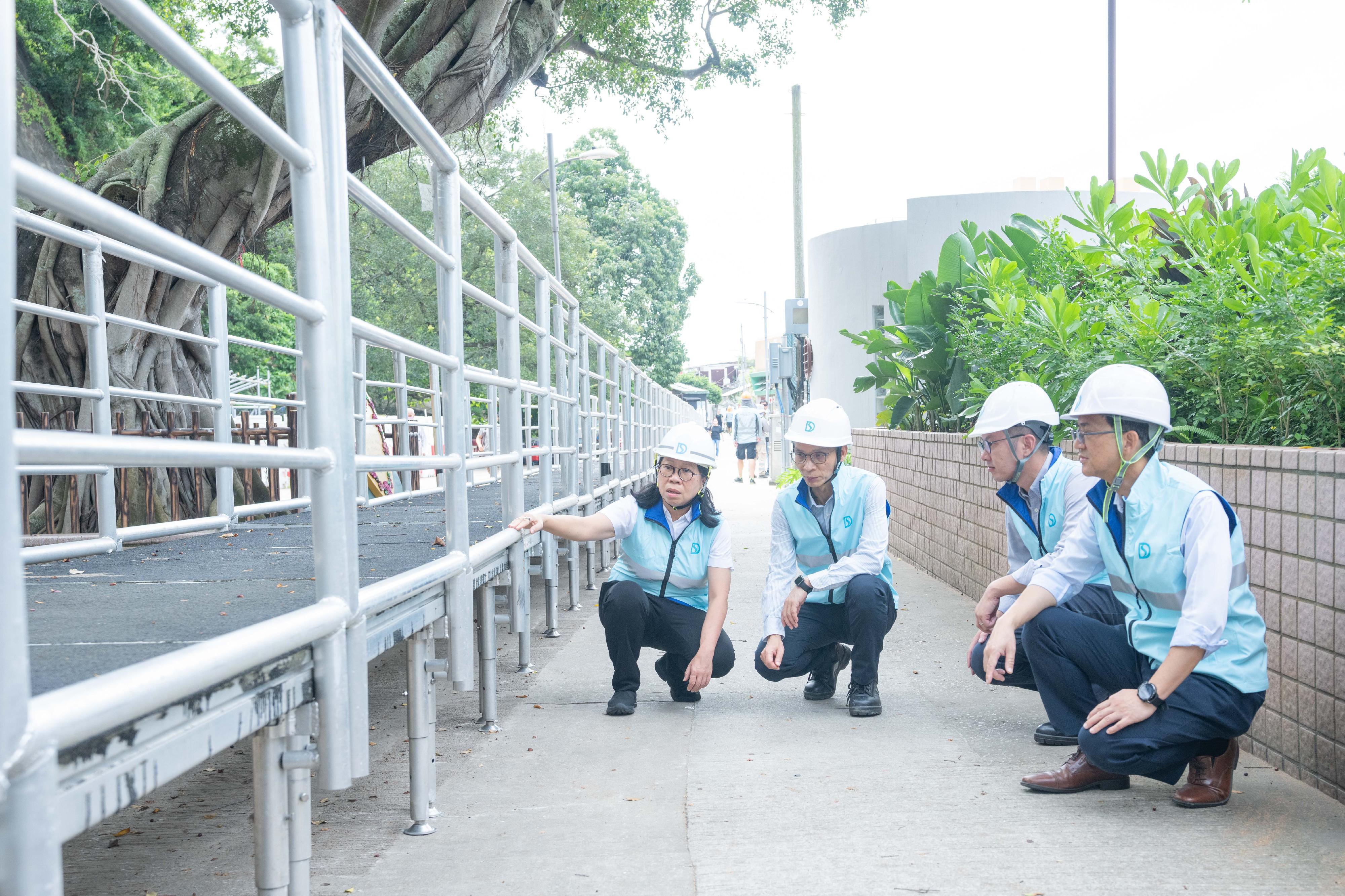 The Director of Drainage Services, Ms Alice Pang, today (August 31) viewed the coastal low-lying or windy areas with higher risks to understand the progress of the Drainage Services Department's measures for coping with the storm surge. Photo shows Ms Pang (first left) inspecting the set up of temporary pedestrian walkway at Lei Yue Mun.
