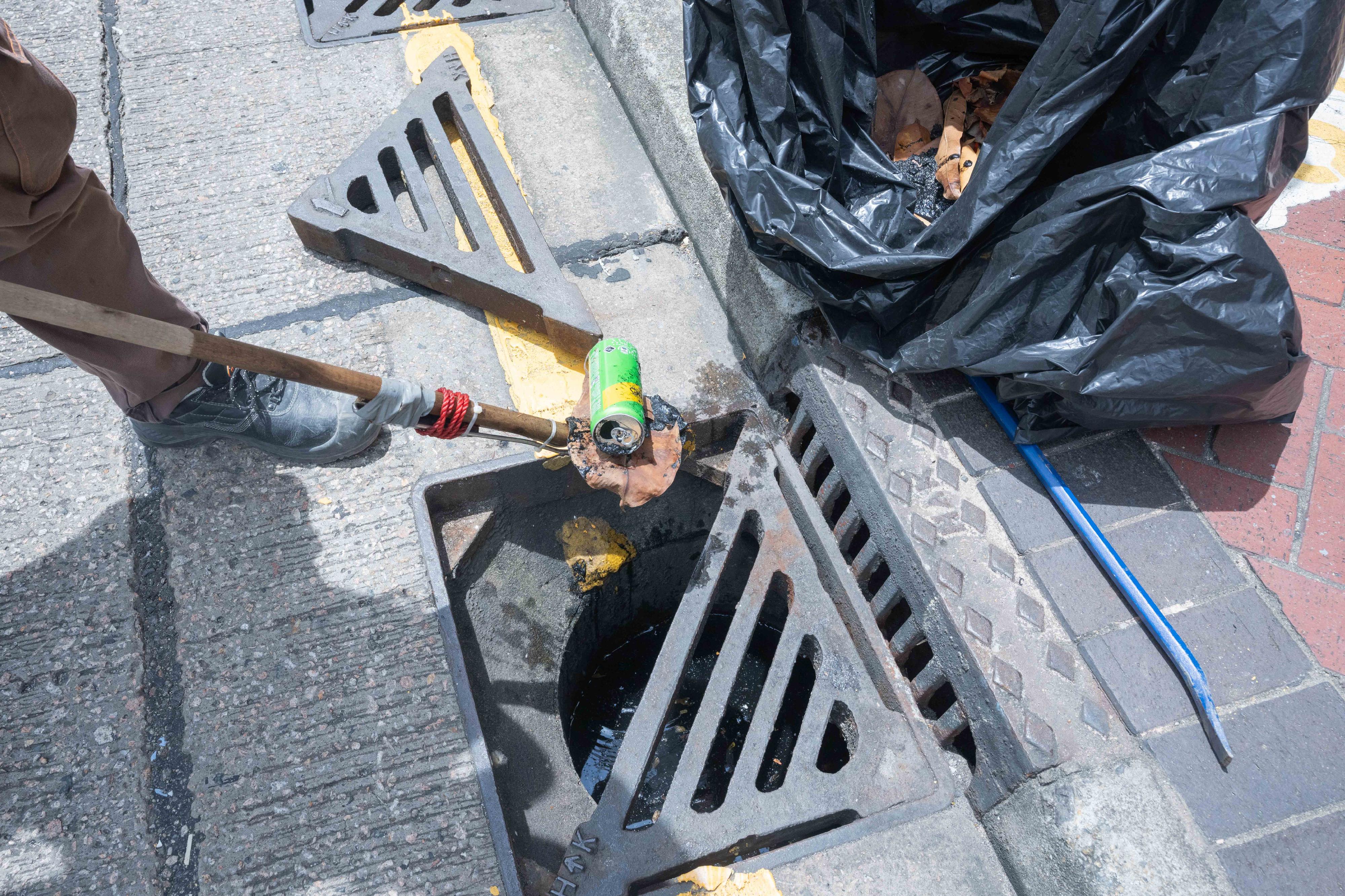 Frontline colleagues of the Drainage Services Department cleared a large amount of debris from the gullies at Chatham Road South today (August 31).