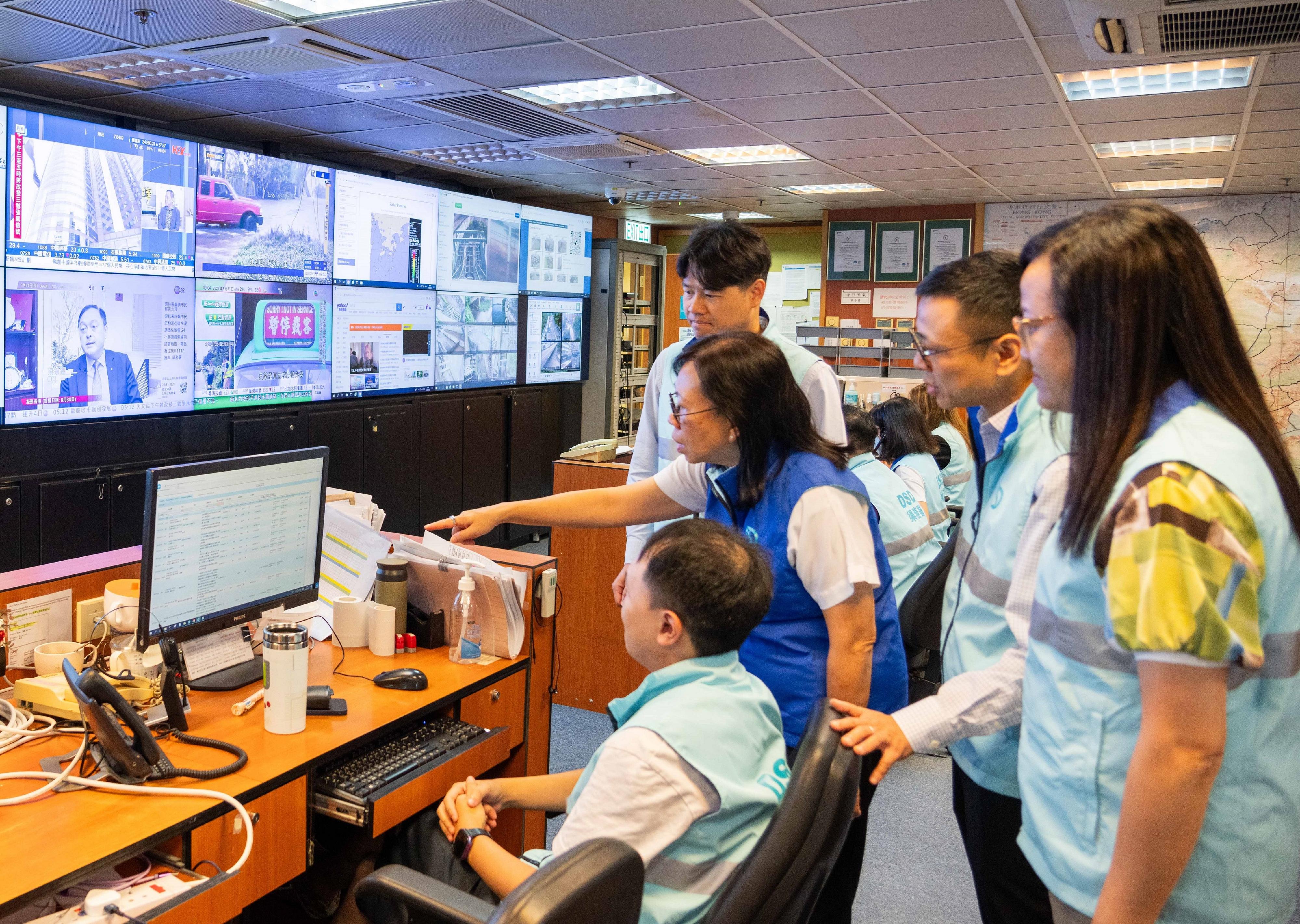 The Director of Drainage Services, Ms Alice Pang (front row, centre), today (August 31) visited the Emergency Control Centre of the Drainage Services Department to understand the real-time conditions of the major drainage channels, stormwater intakes, drainage tunnels and underground stormwater storage tanks through the real-time monitoring system, with a view to ensuring the flood prevention facilities are functioning properly.