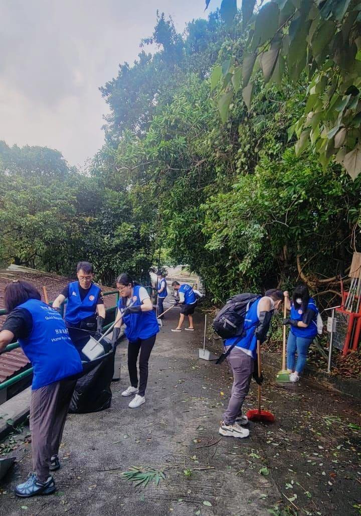 As Saola is moving away from Hong Kong, the Government has activated the "Government-wide mobilisation" level, mobilising about a hundred of staff members from different government departments promptly to form a quick response unit to provide assistance in several districts. Photo shows government staff carrying out clearance work to remove garbage and fallen branches and leaves on roads in Tung Chung Heung.