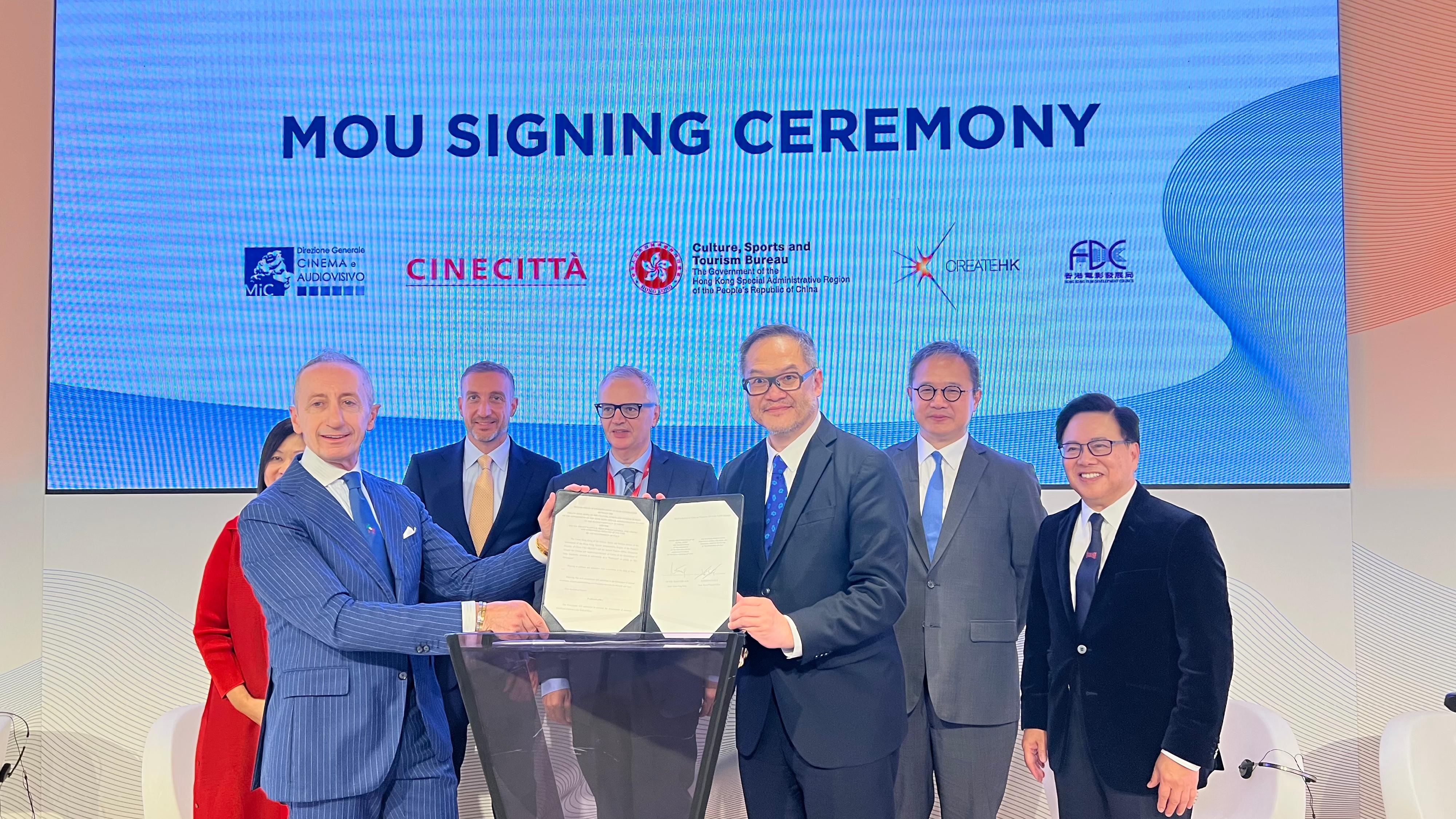 The Permanent Secretary for Culture, Sports and Tourism, Mr Joe Wong (back row, second right), witnessed the signing of Memorandum of Understanding by the Head of Create Hong Kong, Mr Victor Tsang (front row, right), and the Head of Special Projects, Directorate General for Cinema and Audiovisual-Ministry of Culture of the Government of Italy, Mr Roberto Stabile (front row, left), during the 80th Venice International Film Festival on September 2 (Venice time)