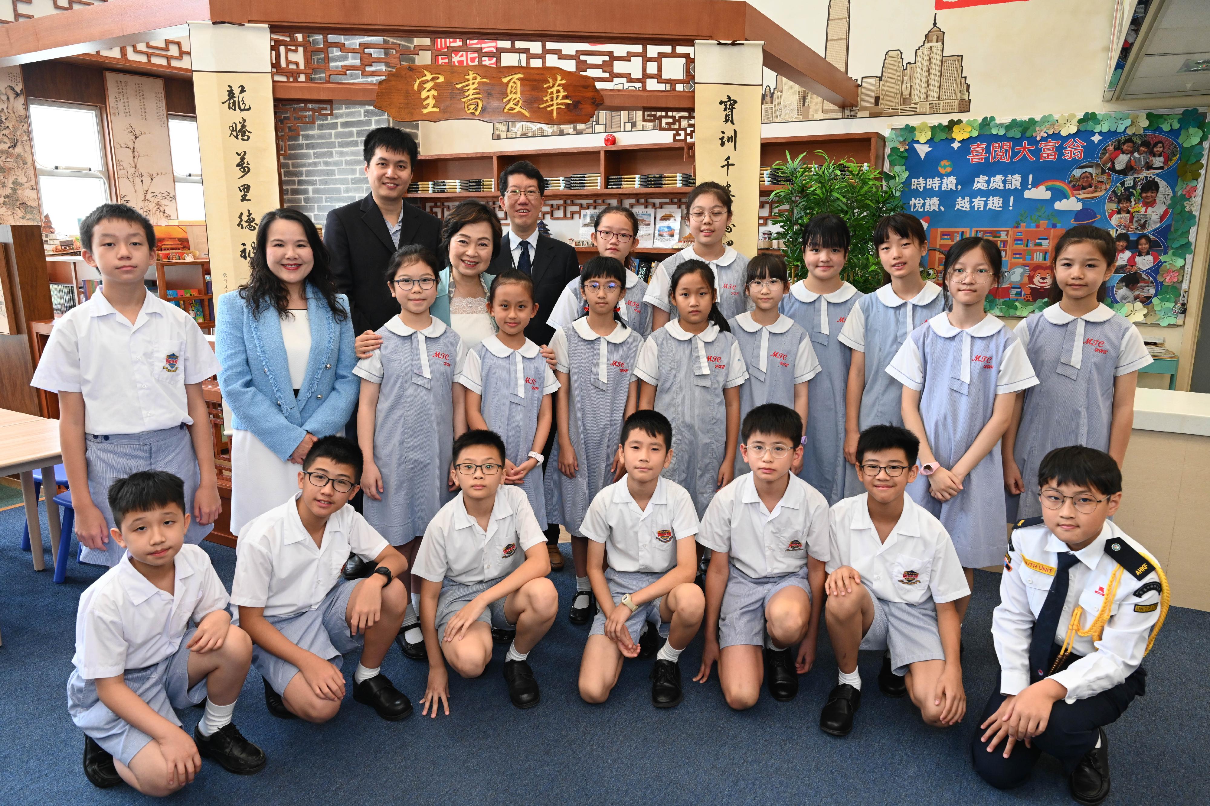 The Secretary for Education, Dr Choi Yuk-lin, visited Ma Tau Chung Government Primary School (Hung Hom Bay) on the first school day today (September 4). Photo shows Dr Choi (third row, second left) with students after visiting the newly opened reading corner for promoting Chinese culture at the school.