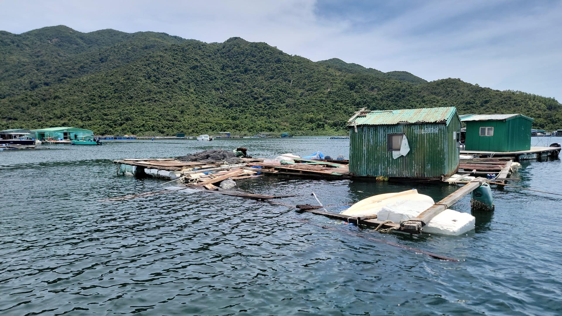 受颱風蘇拉影響而導致嚴重損失的本地農戶及養魚戶明日（九月五日）至九月十三日可向漁農自然護理署登記申請緊急救援基金。圖示一個被颱風損毀的魚排。
