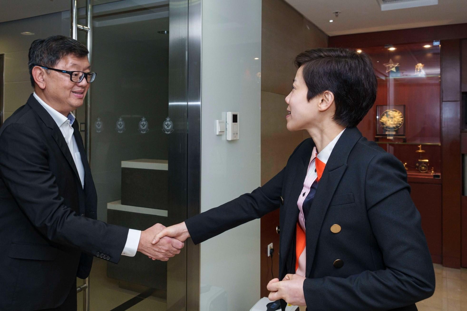 海關關長何珮珊（右）昨日（九月四日）在香港海關總部大樓與泰國海關關長Patchara Anuntasilpa（左）會面，就鞏固彼此聯繫和提升兩地合作交換意見。