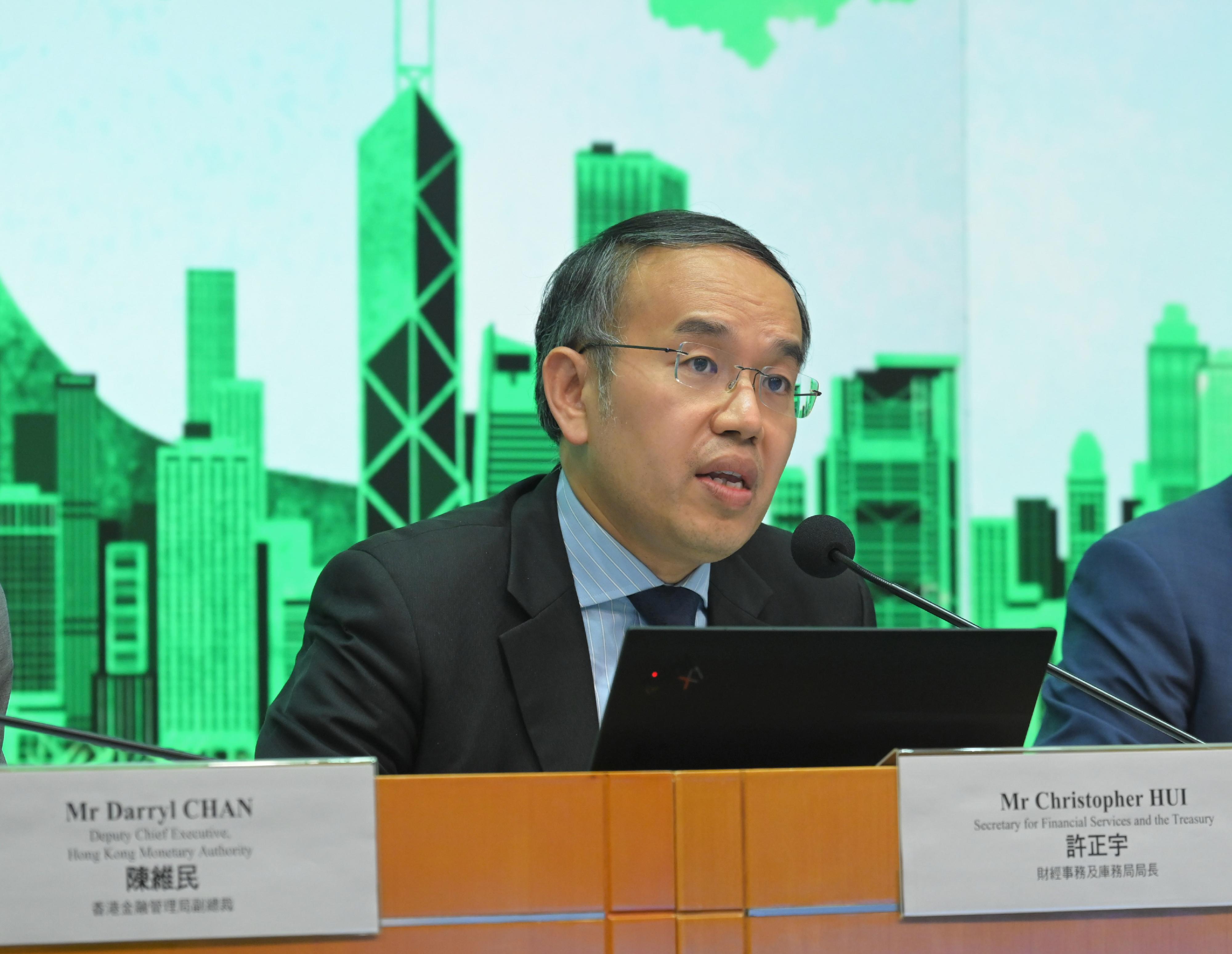 財經事務及庫務局局長許正宇今日（九月五日）主持記者會，宣布在政府綠色債券計劃下發行新一批的綠色零售債券予香港居民認購。


