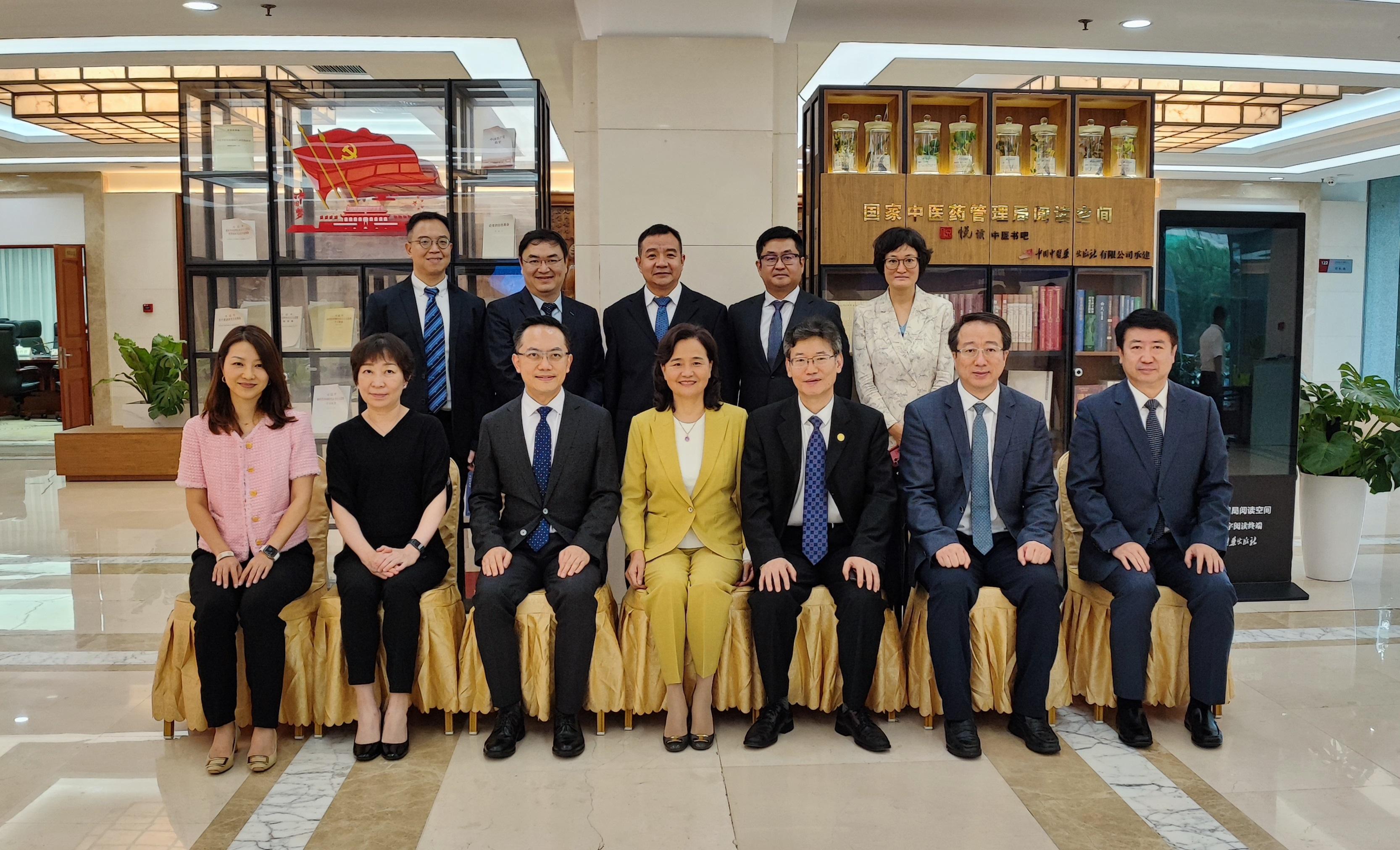 The Director of Health, Dr Ronald Lam, led representatives of the department to Beijing and the visit concluded today (September 5). Photo shows Dr Lam (front row, third left); the member of the Leading Party Members' Group of the National Health Commission and Director cum secretary of the Leading Party Members' Group of the National Administration of Traditional Chinese Medicine, Professor Yu Yanhong (front row, centre), and other attendees of the meeting.