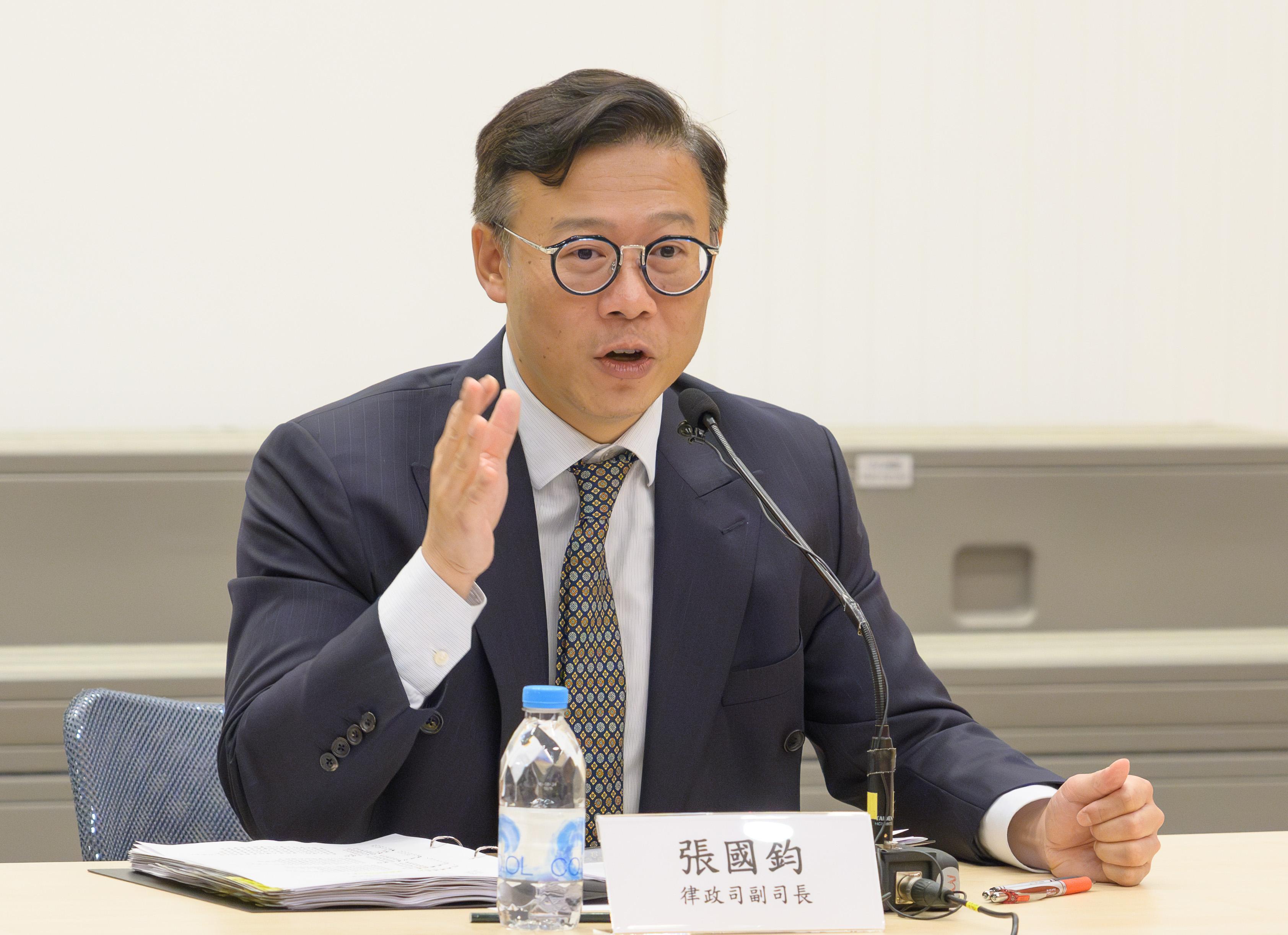 The Deputy Secretary for Justice, Mr Cheung Kwok-kwan, will lead a delegation comprising young representatives of the Law Society of Hong Kong and the Hong Kong Bar Association, young government counsel of the Department of Justice, and law students from the three law schools tomorrow (September 7) on a visit to Huizhou and Shenzhen. Photo shows Mr Cheung speaking at the pre-trip briefing.